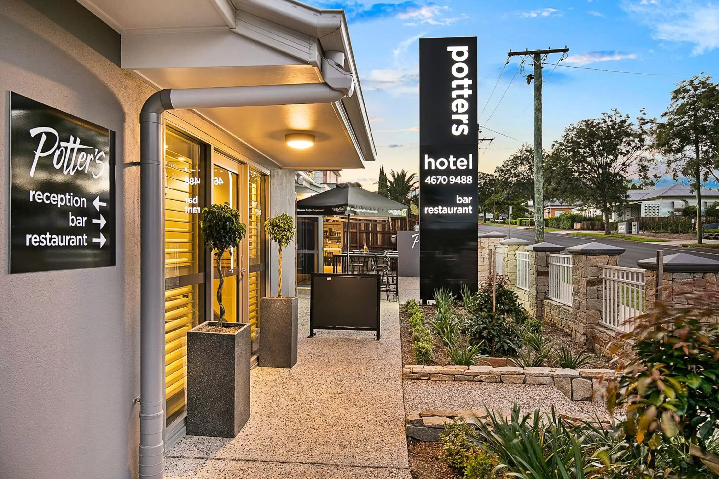 Facade/entrance, Property Building in Potters Toowoomba Hotel