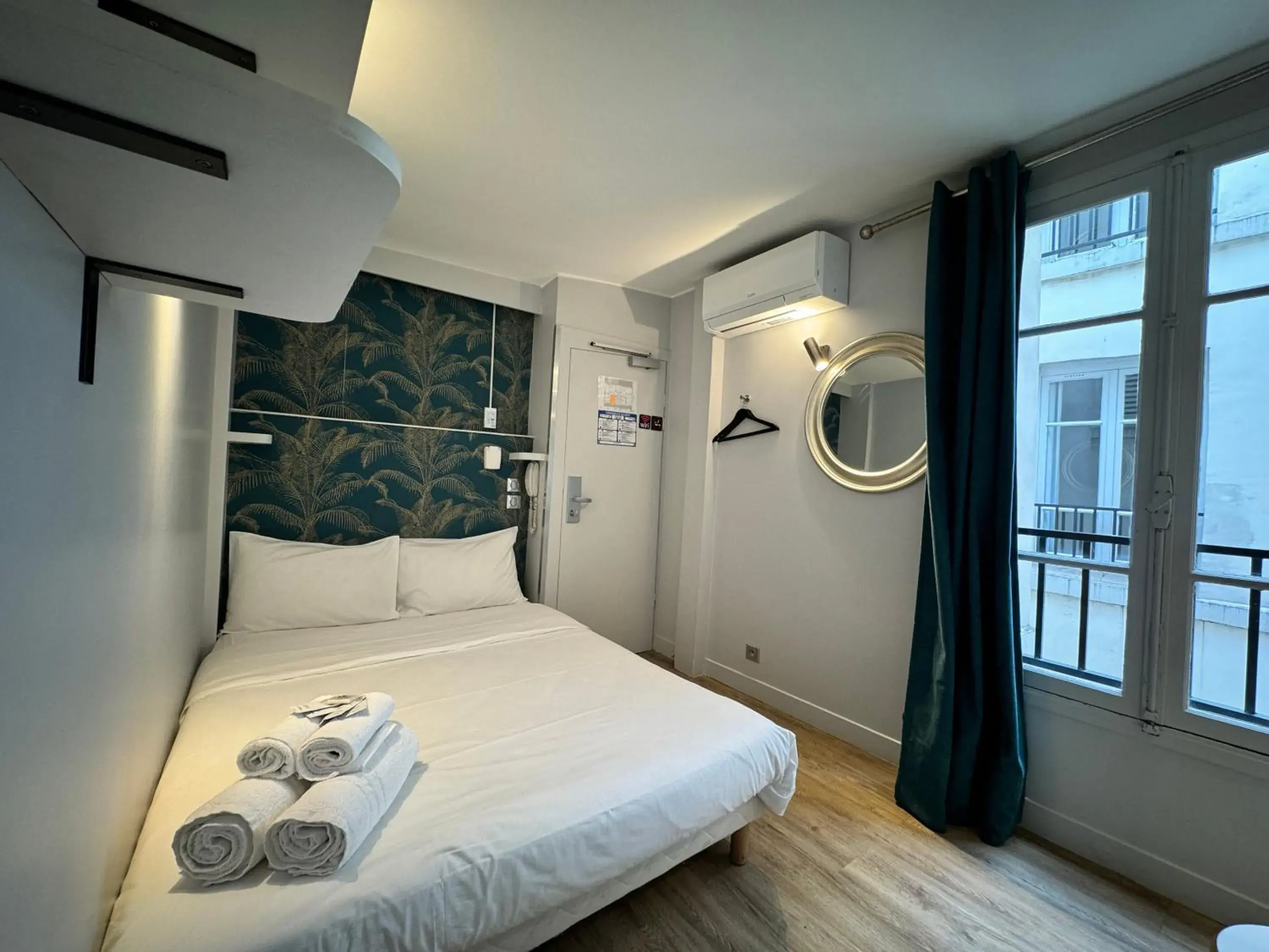Photo of the whole room, Bed in Nation Montmartre Hotel