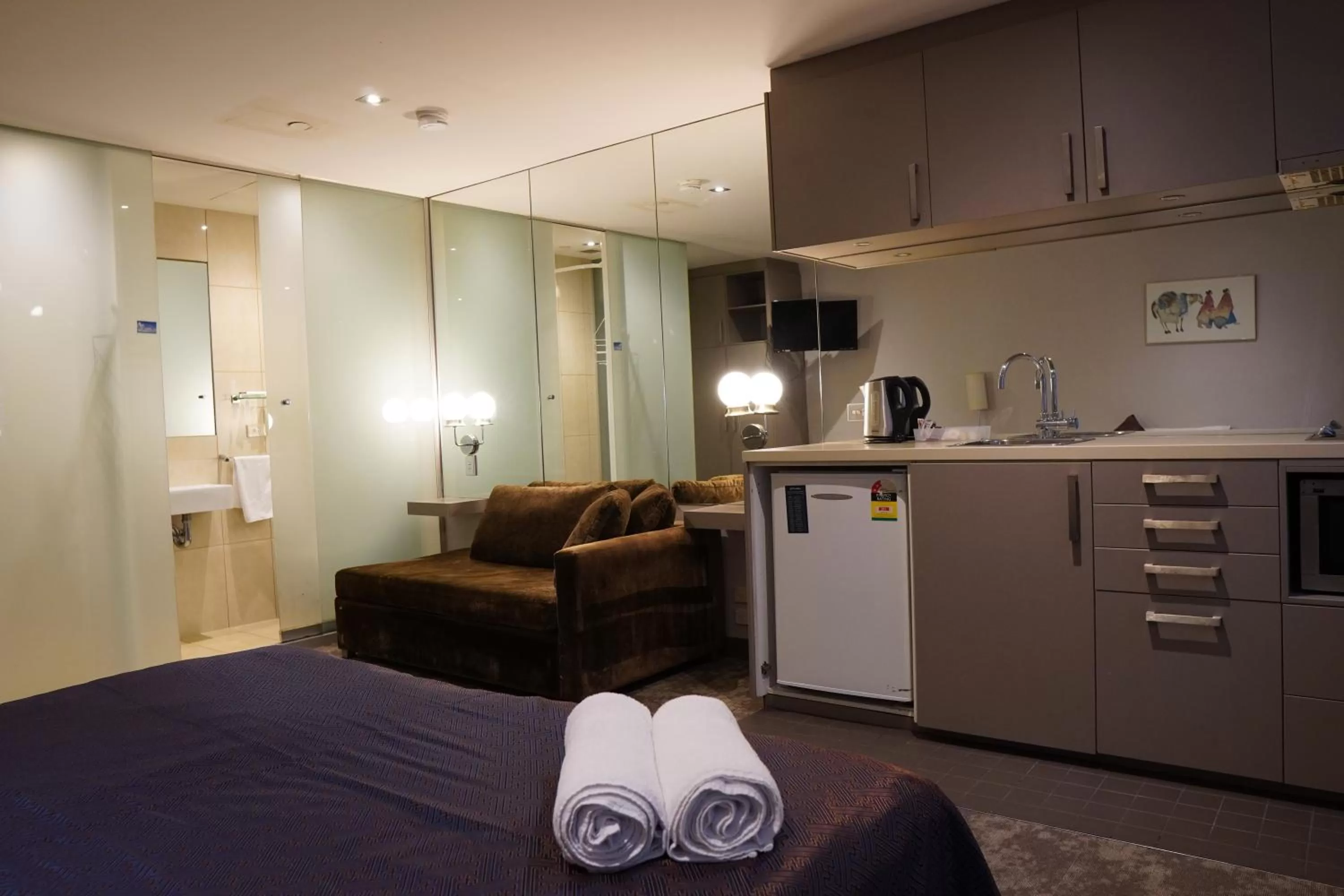 Shower, Kitchen/Kitchenette in MVV Motel & Comfy Kew Apartments