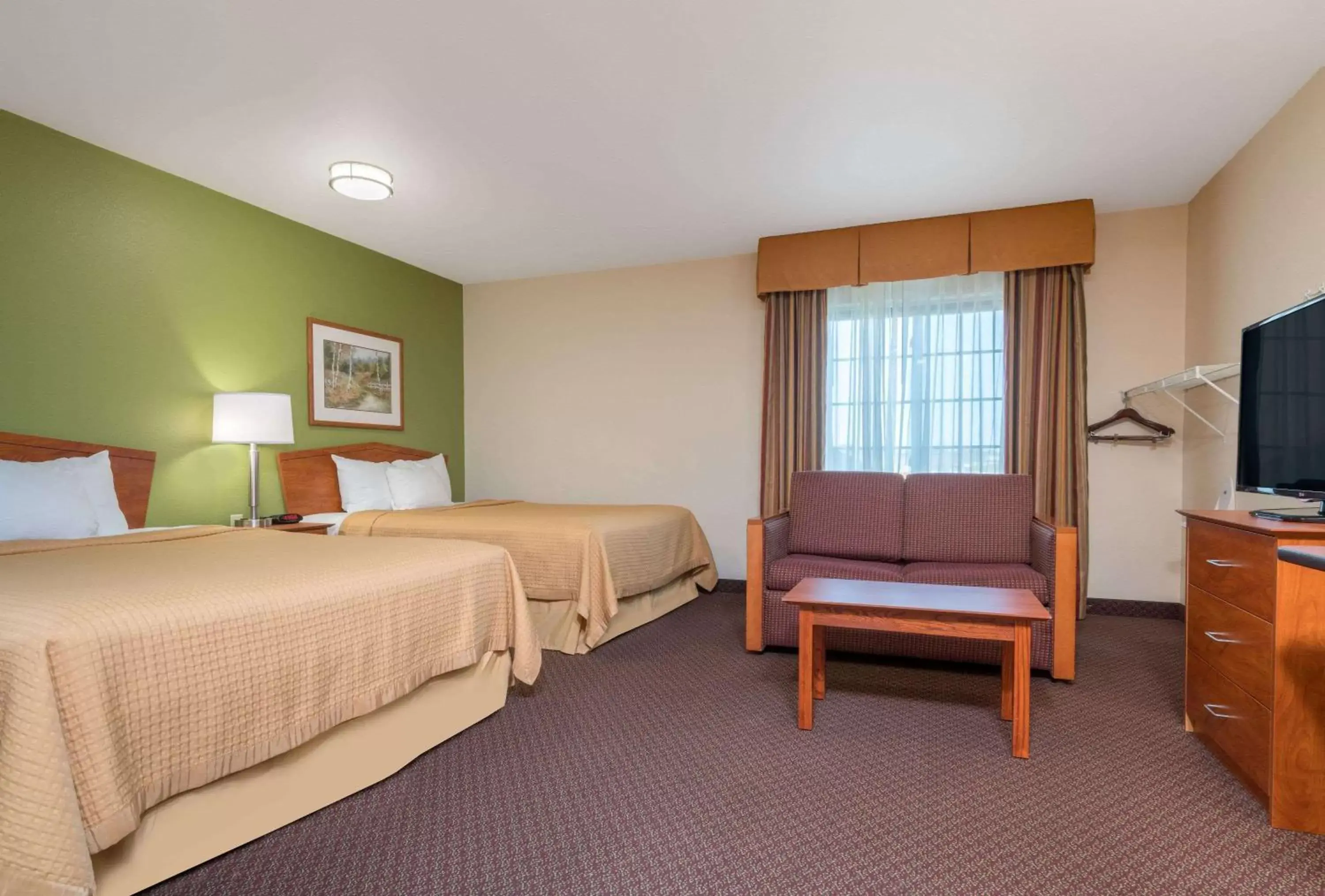 Photo of the whole room, Bed in Days Inn & Suites by Wyndham Rochester South