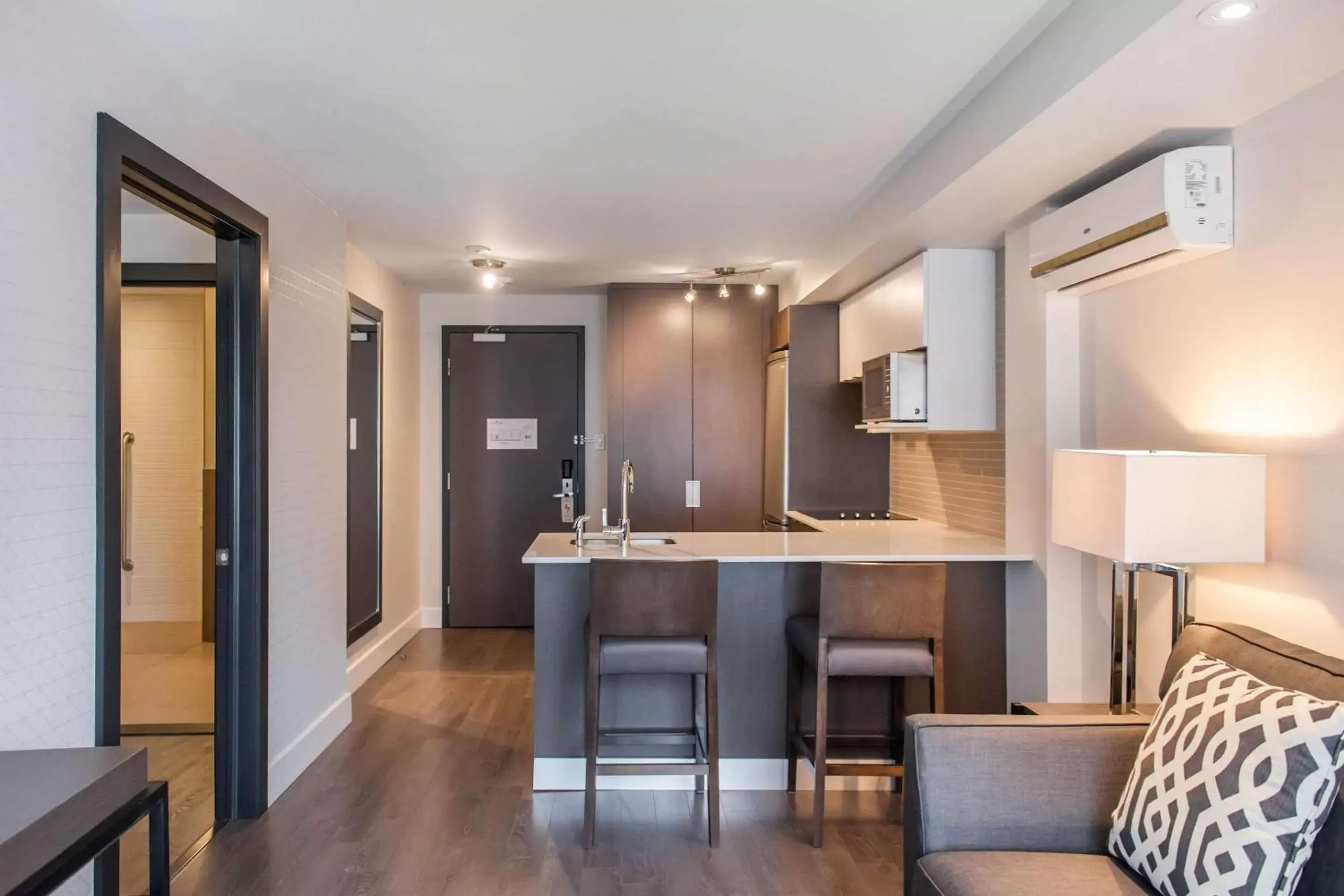 Photo of the whole room, Kitchen/Kitchenette in Les Suites Victoria, Ascend Hotel Collection