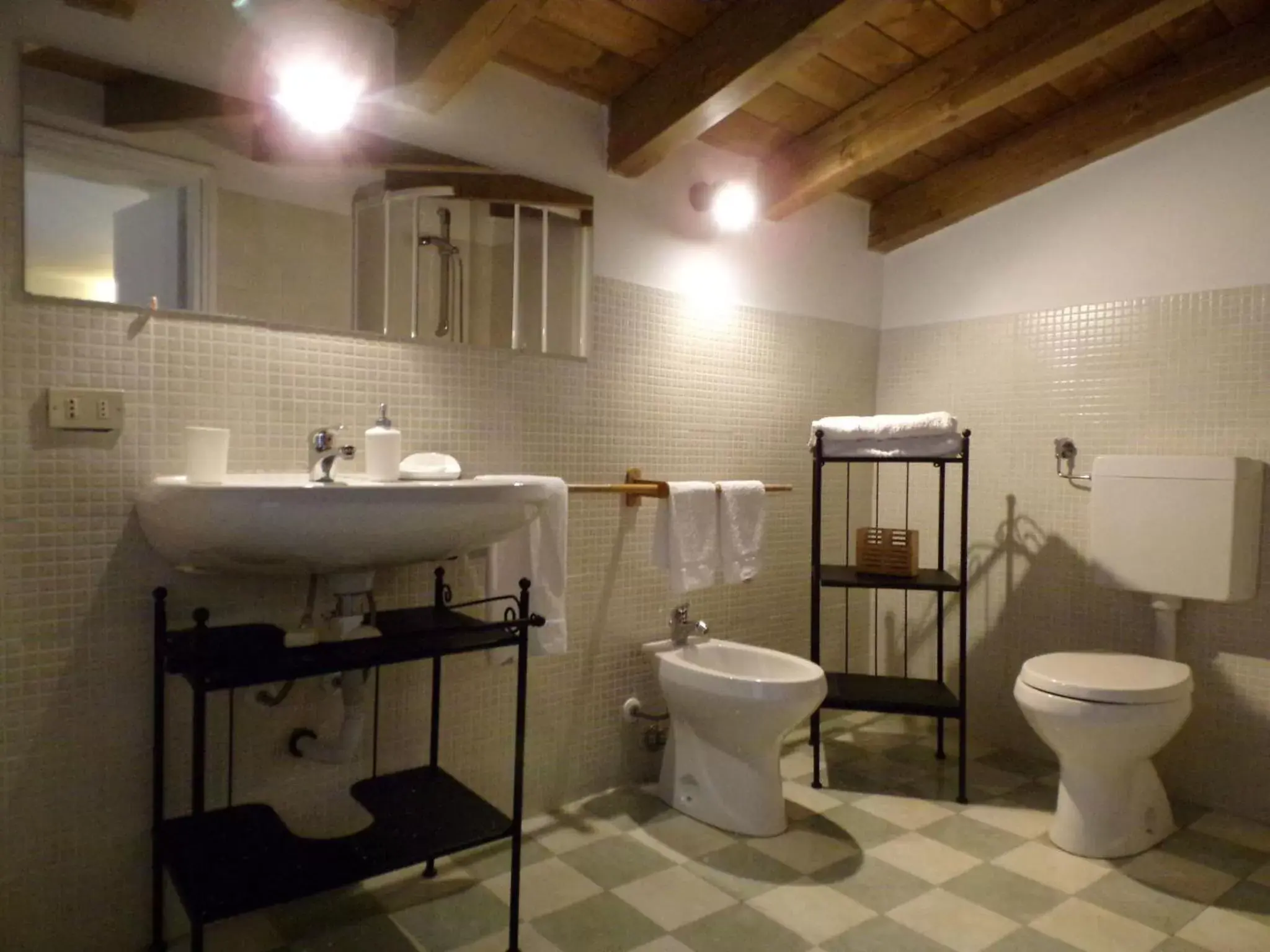 Bathroom in B&B Rocca di Bajedo