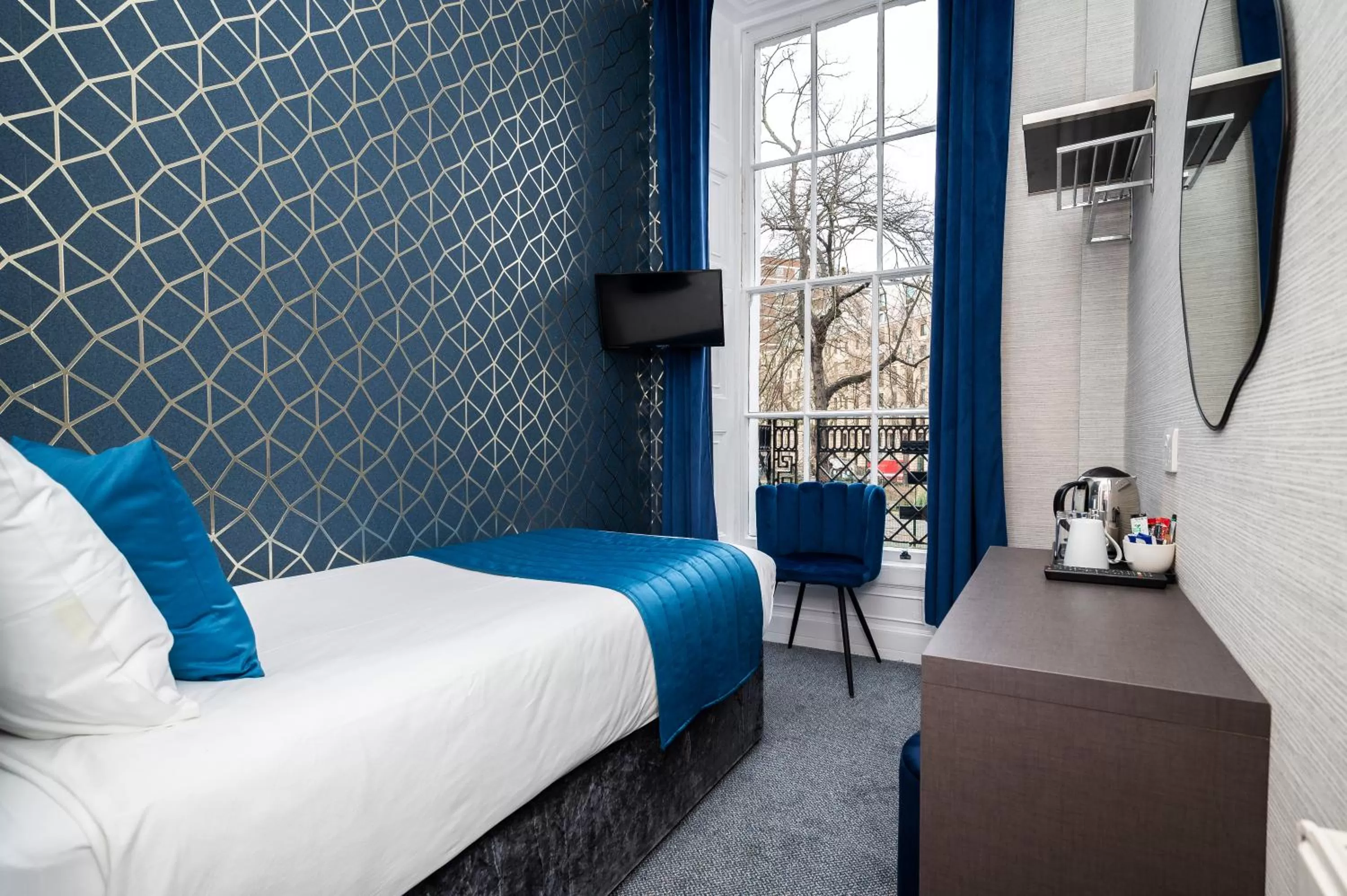 Bedroom, Bed in Mentone Hotel