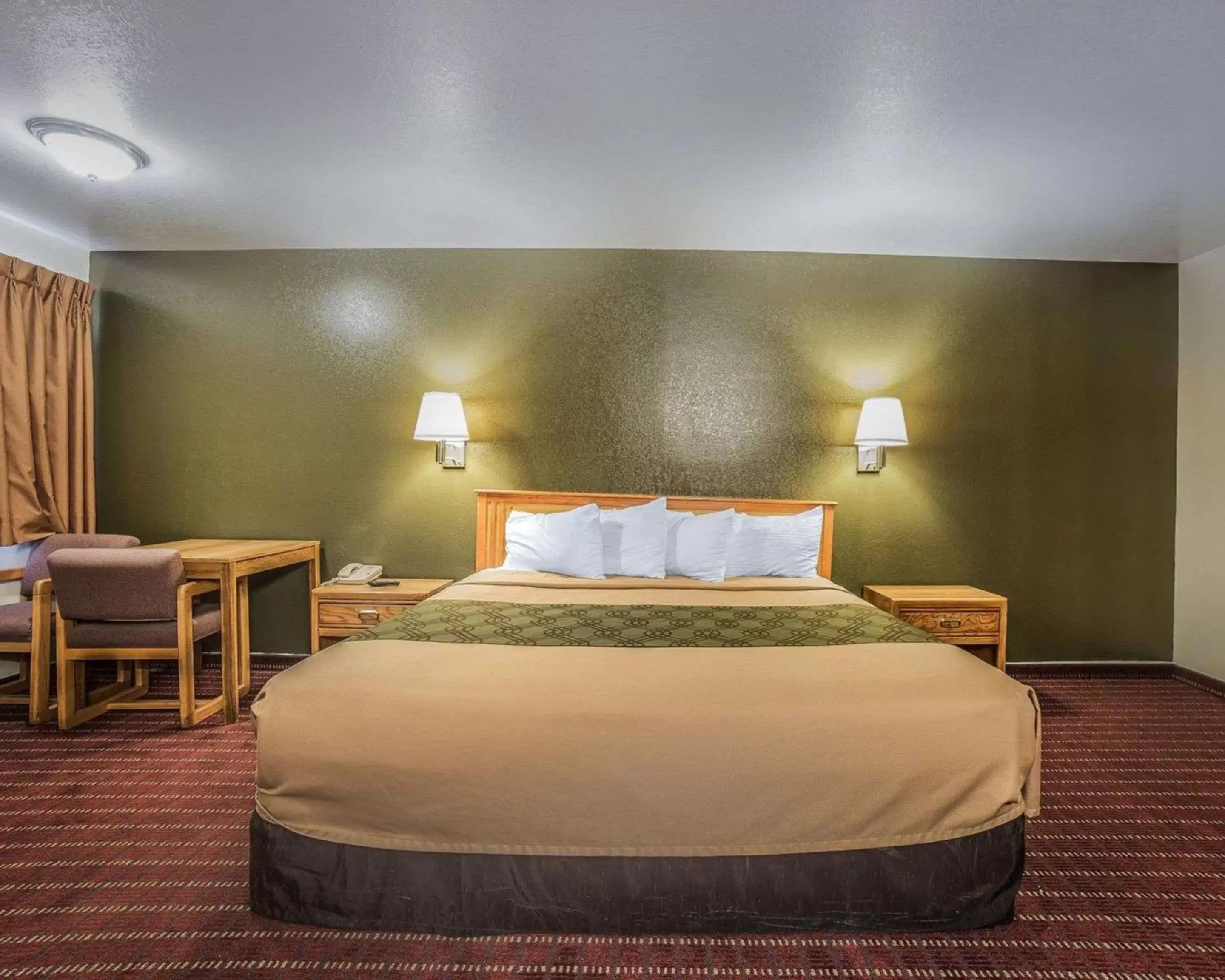 Photo of the whole room, Bed in Rodeway Inn Hurricane - Zion National Park Area
