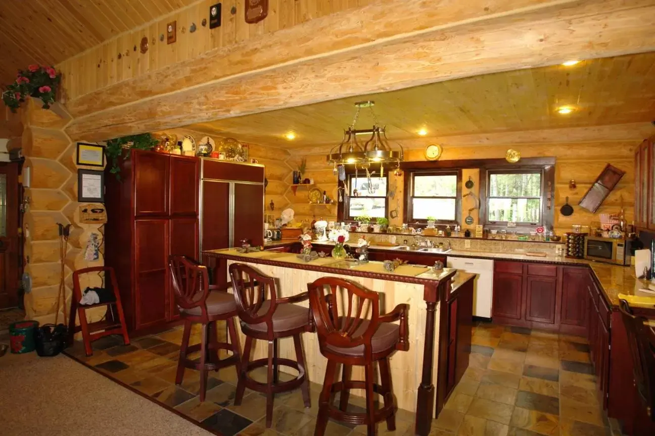 Kitchen or kitchenette, Restaurant/Places to Eat in The Garrison Inn a Montana Bed & Breakfast