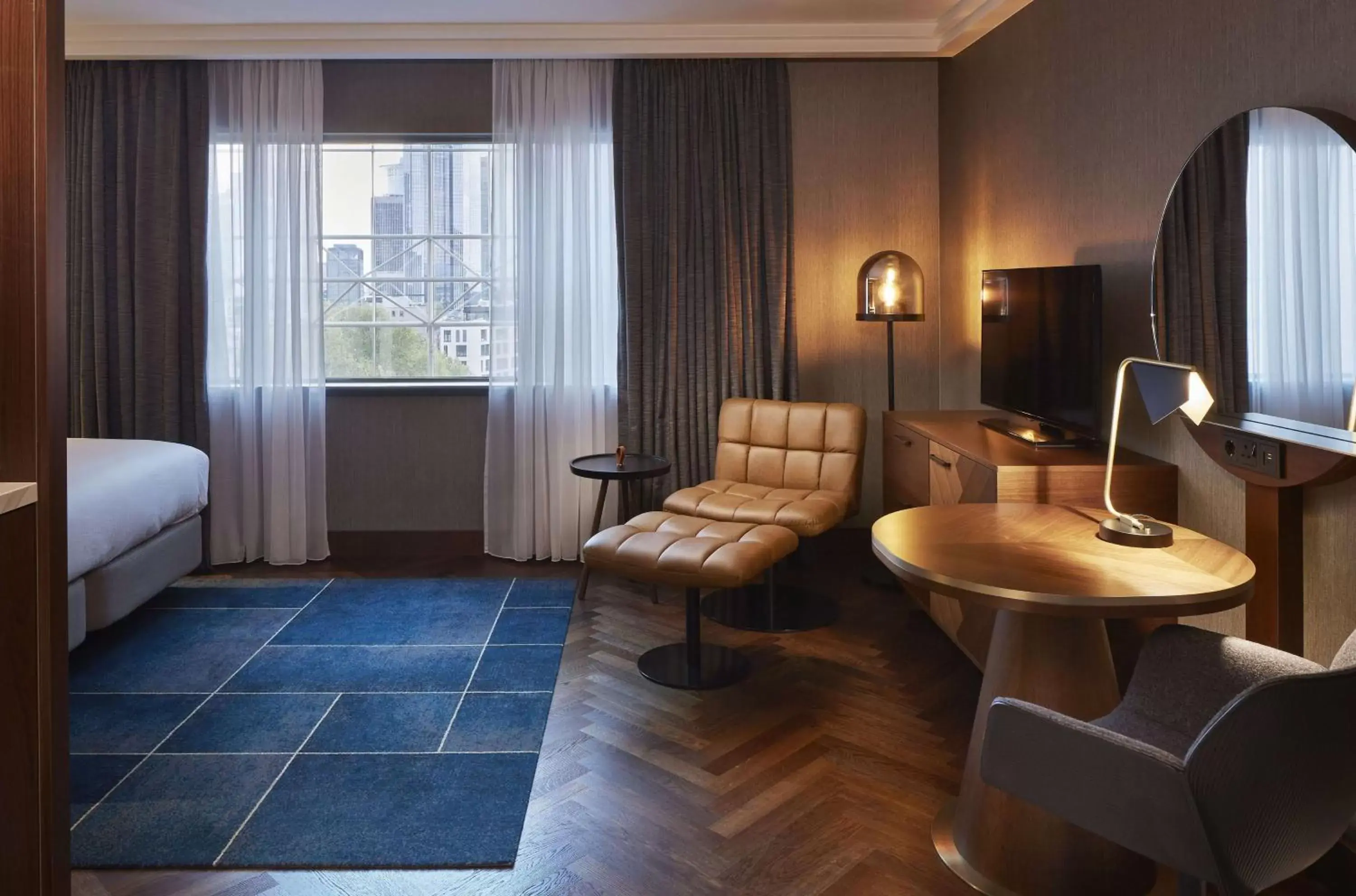 Photo of the whole room, Seating Area in Hilton Frankfurt City Centre