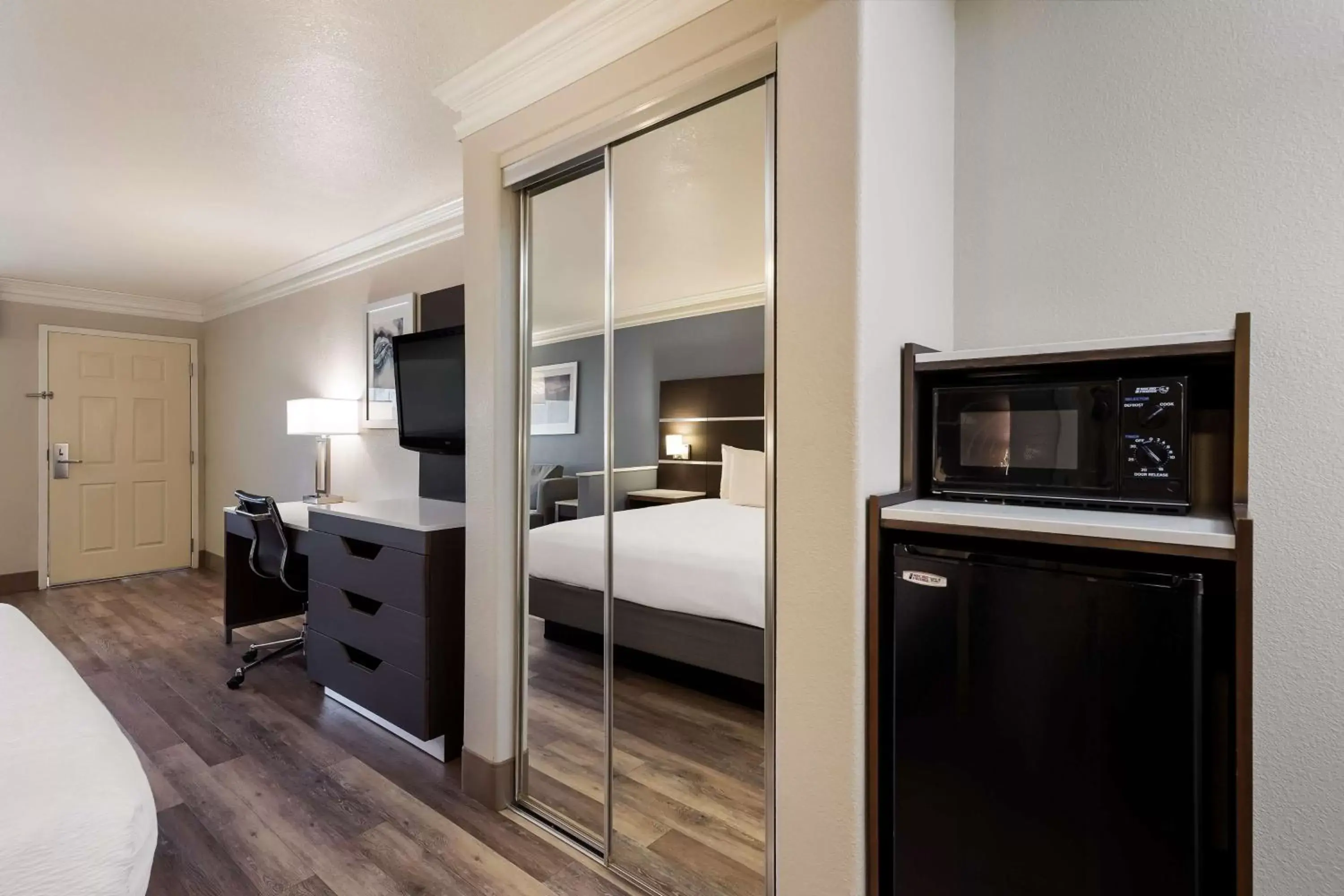 Bedroom, TV/Entertainment Center in Best Western Inn & Suites Lemoore