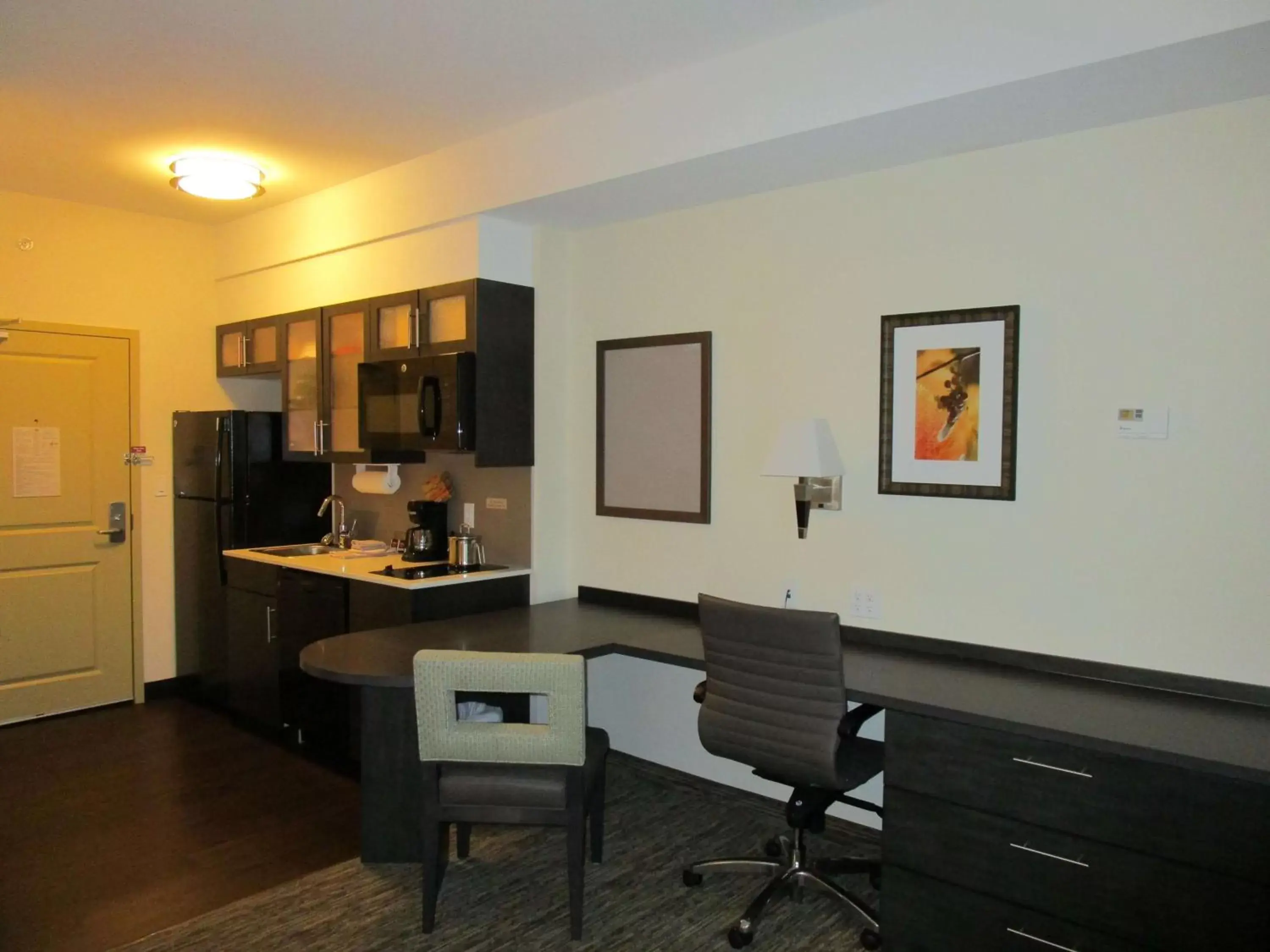 Photo of the whole room, Kitchen/Kitchenette in Park Inn by Radisson, Calgary Airport North, AB