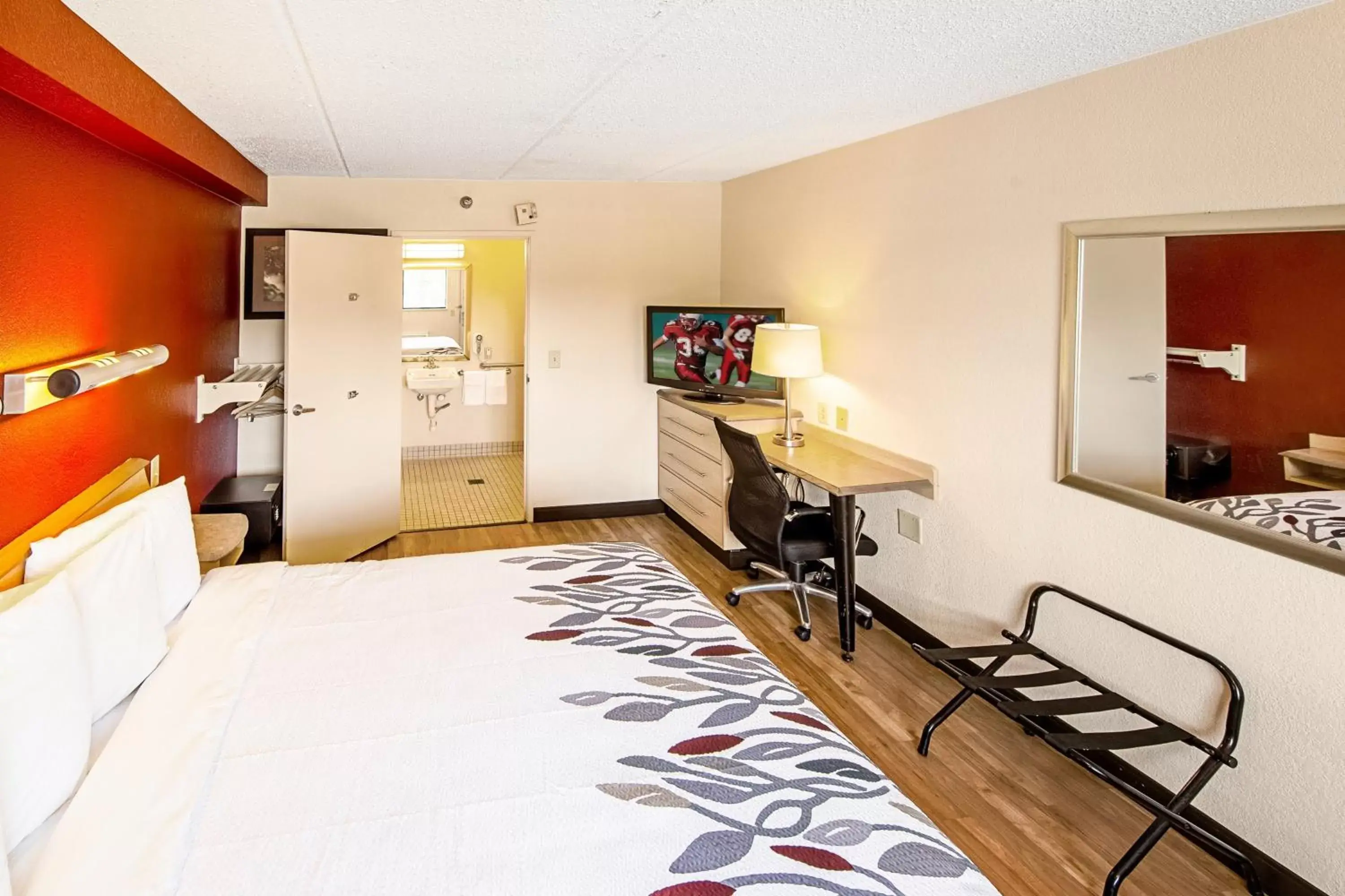 Bedroom in Red Roof Inn Albany Airport