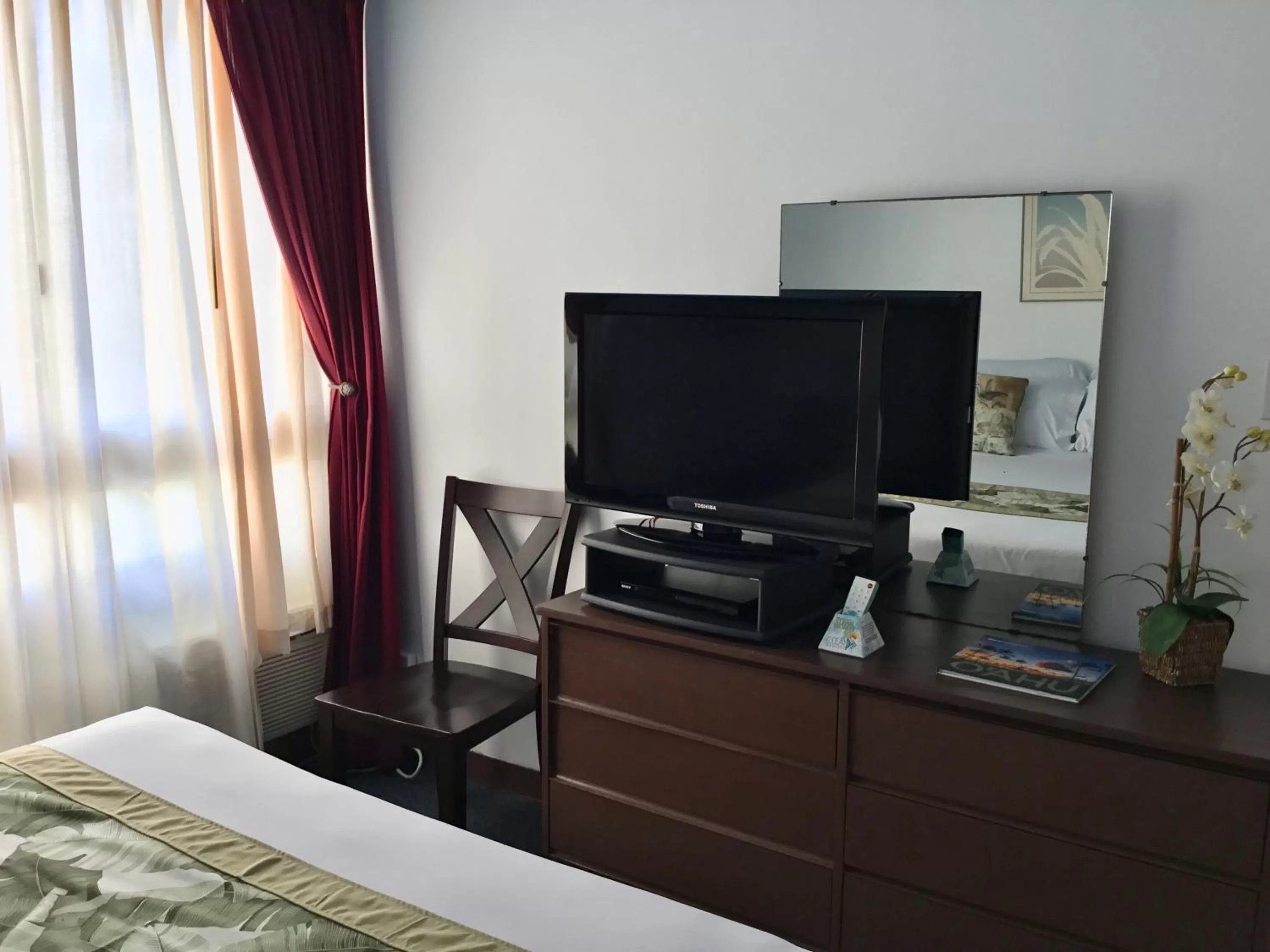 TV and multimedia, Bed in Holiday Surf Hotel (with full kitchen)