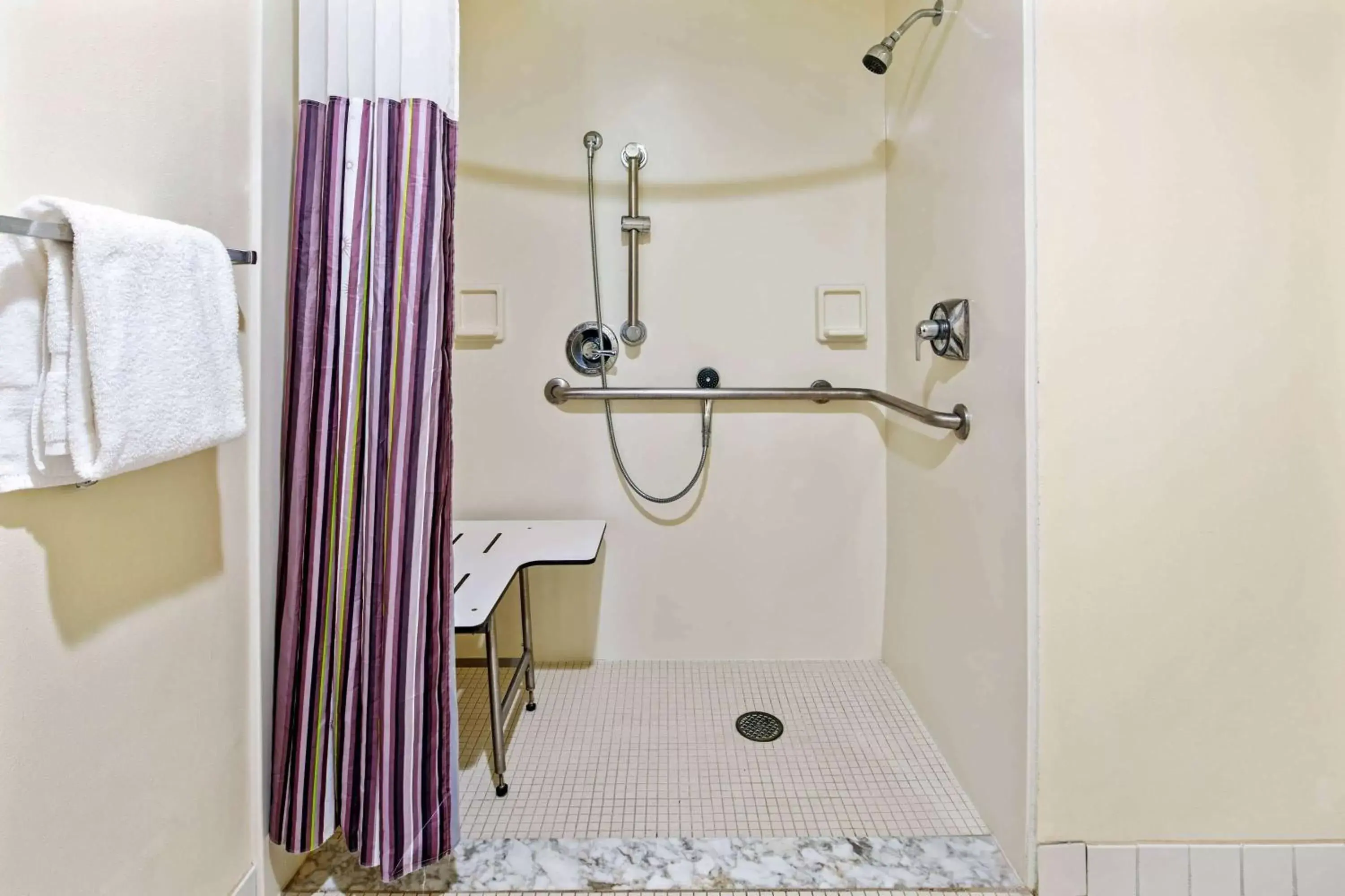 Shower, Bathroom in La Quinta by Wyndham Sunrise Sawgrass Mills