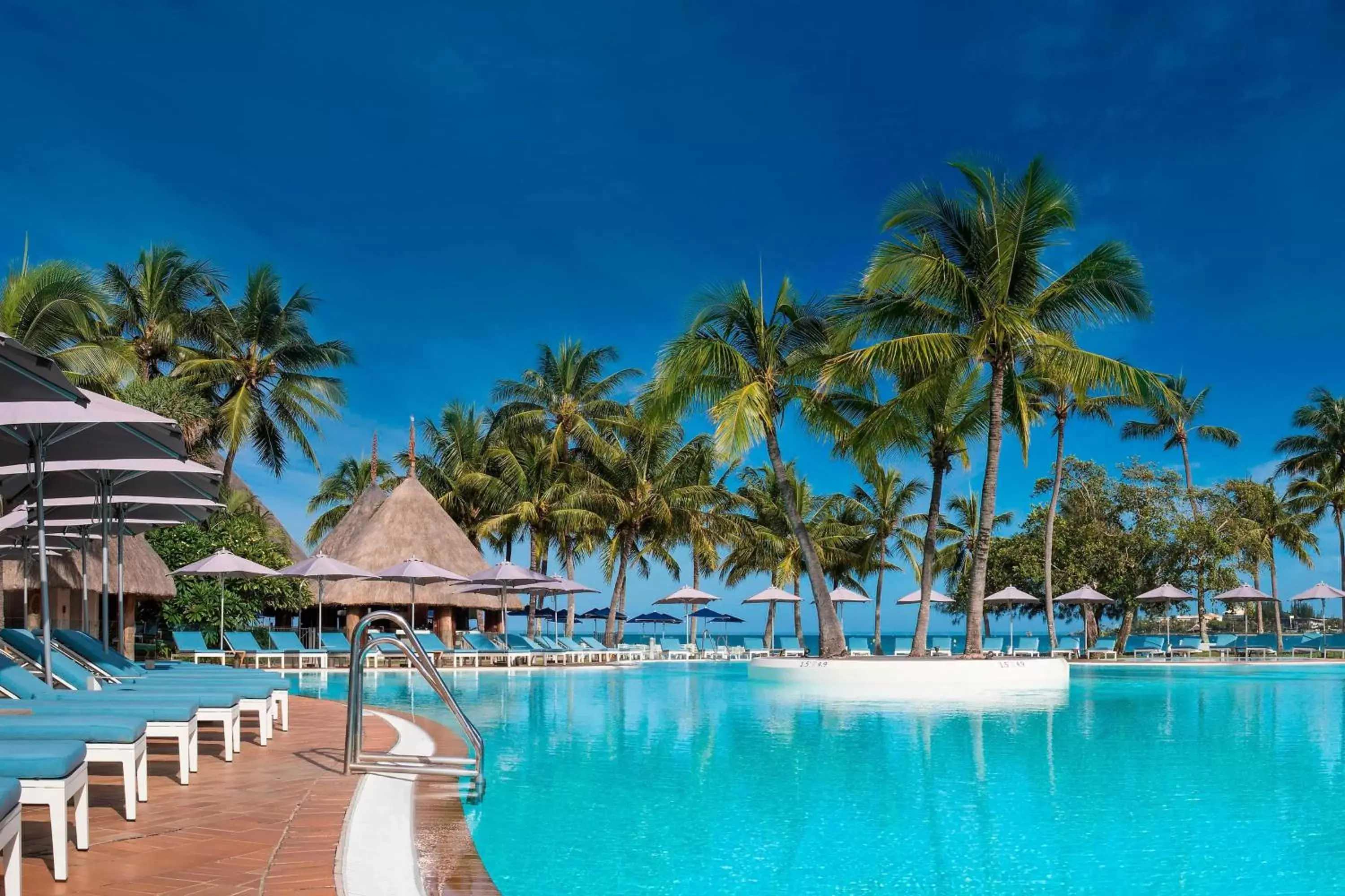 Swimming Pool in Le Méridien Nouméa Resort & Spa