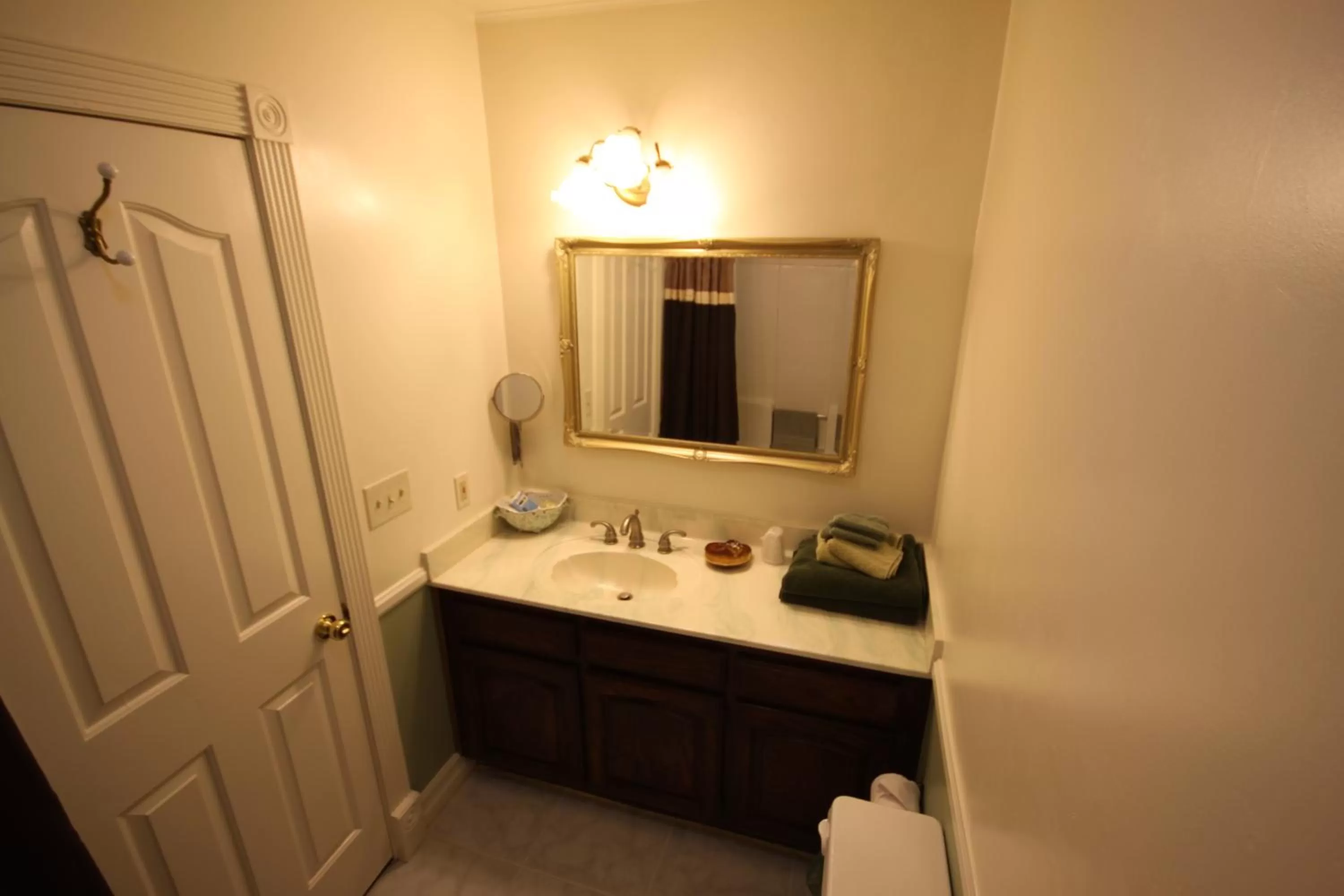 Queen Room in Arrowhead Lake Inn