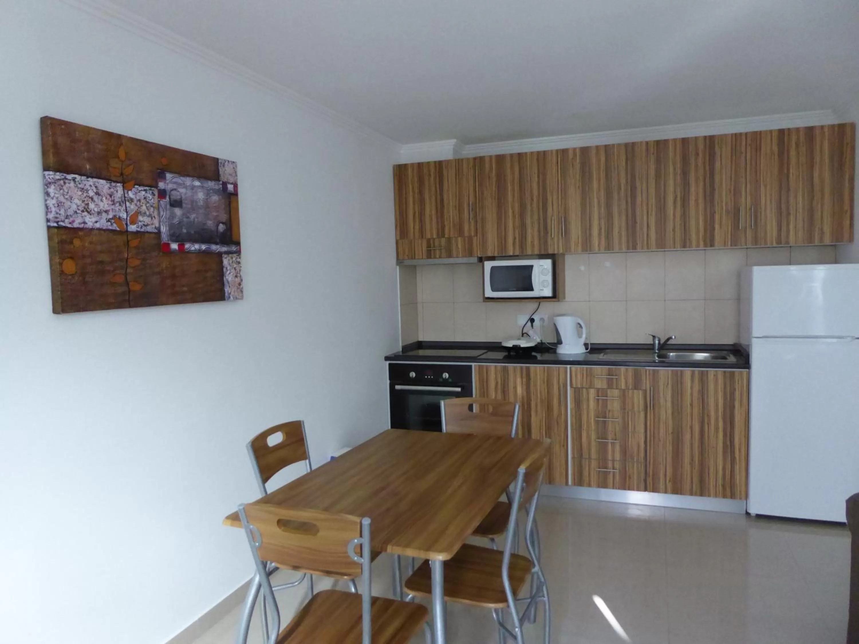 Dining area, Kitchen/Kitchenette in Costa & Isaias Apartamentos
