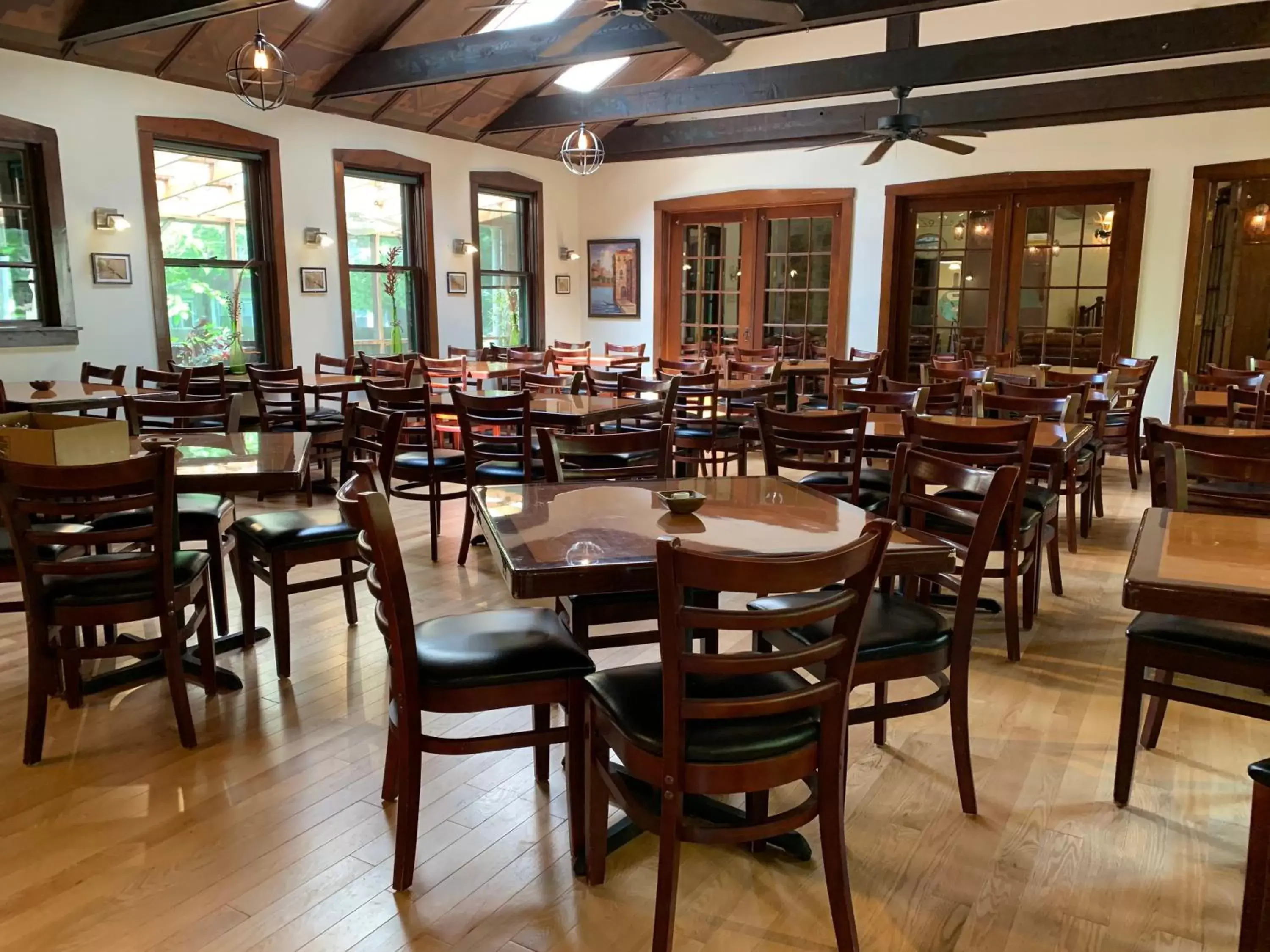 Restaurant/Places to Eat in Gordon Beach Inn