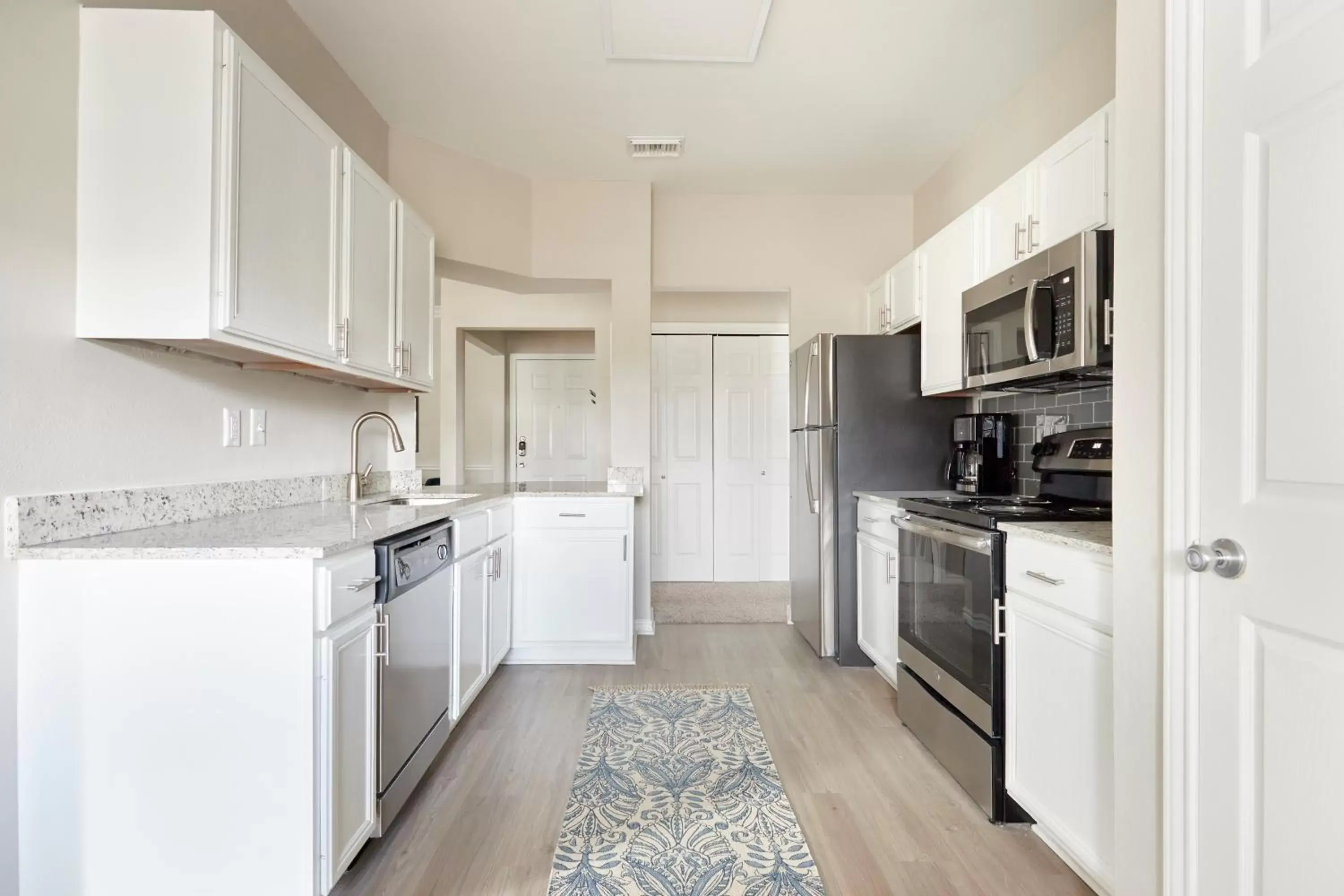 Living room, Kitchen/Kitchenette in Sonder at Med Center