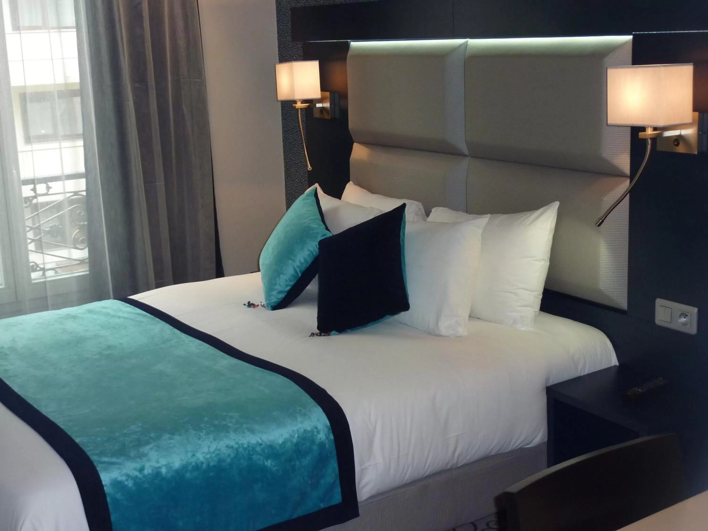 Photo of the whole room, Bed in Prince Albert Montmartre