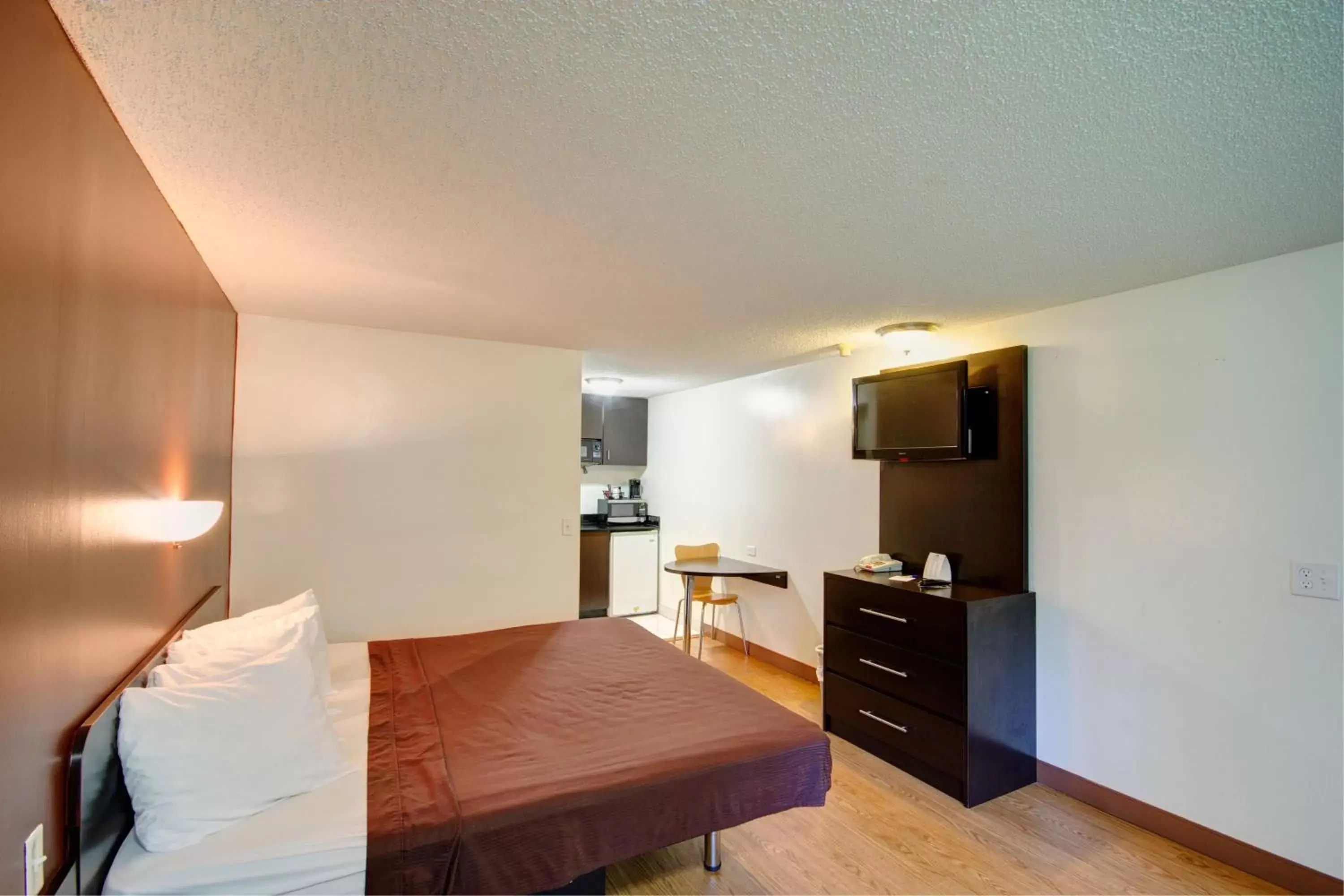 Kitchen or kitchenette, Bed in Americas Best Value Inn Heath-Newark Kitchen or kitchenette, Bed in Americas Best Value Inn Heath-Newark