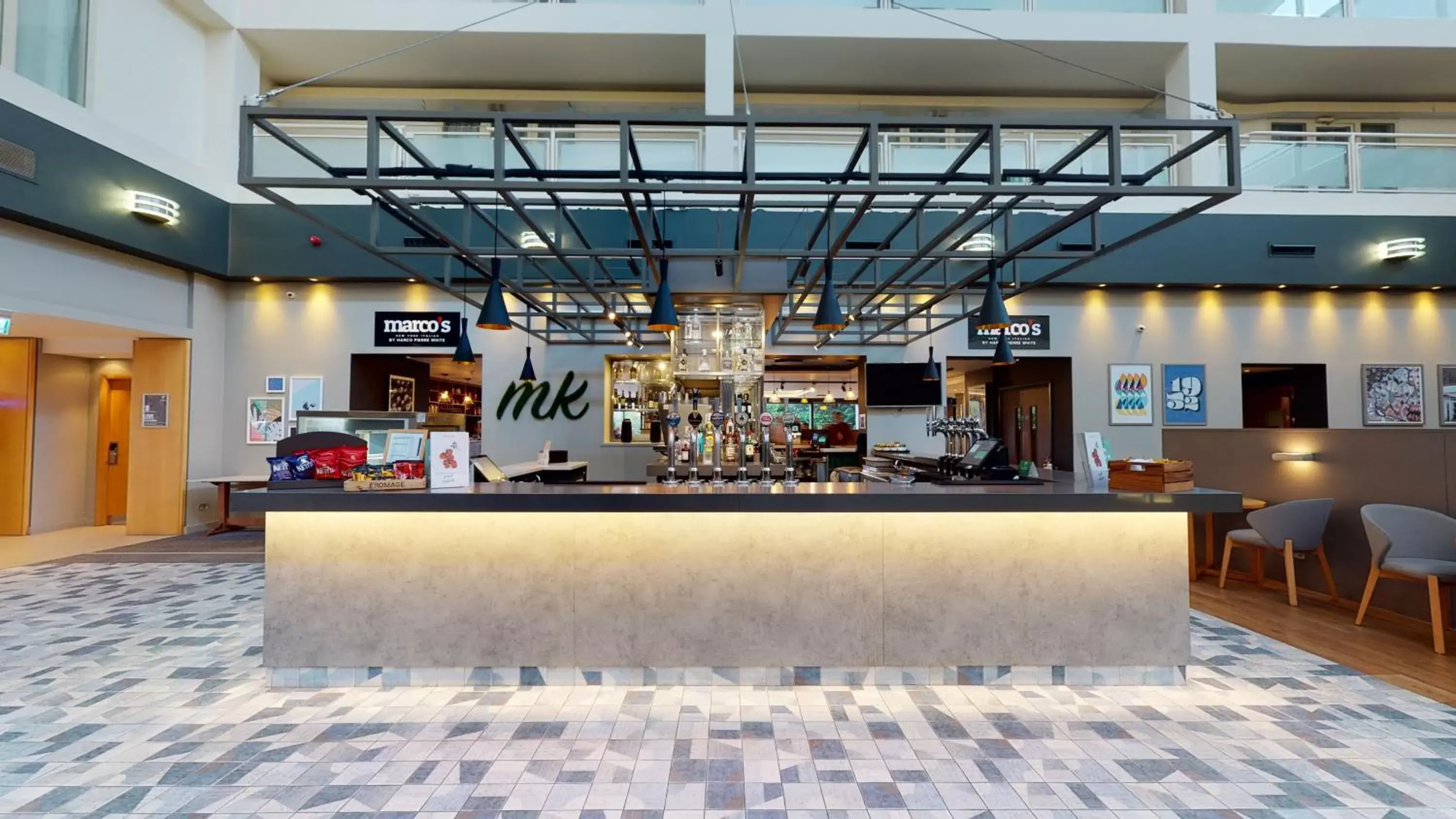 Lounge or bar in Holiday Inn Milton Keynes Central, an IHG Hotel