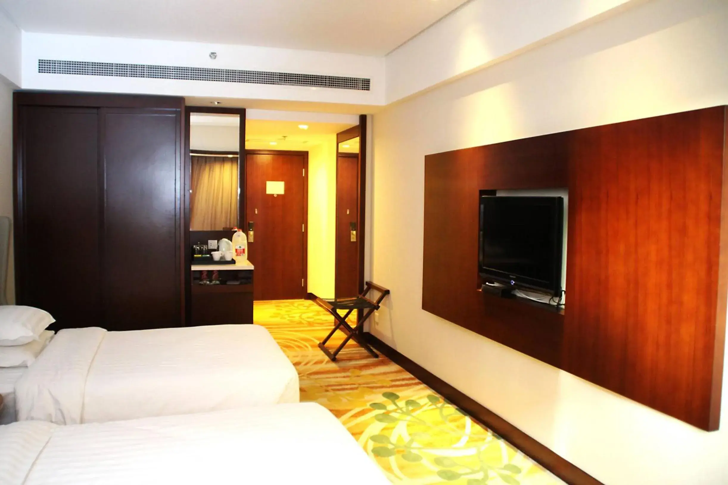 Bed, TV/Entertainment Center in Ramada by Wyndham Beijing Airport