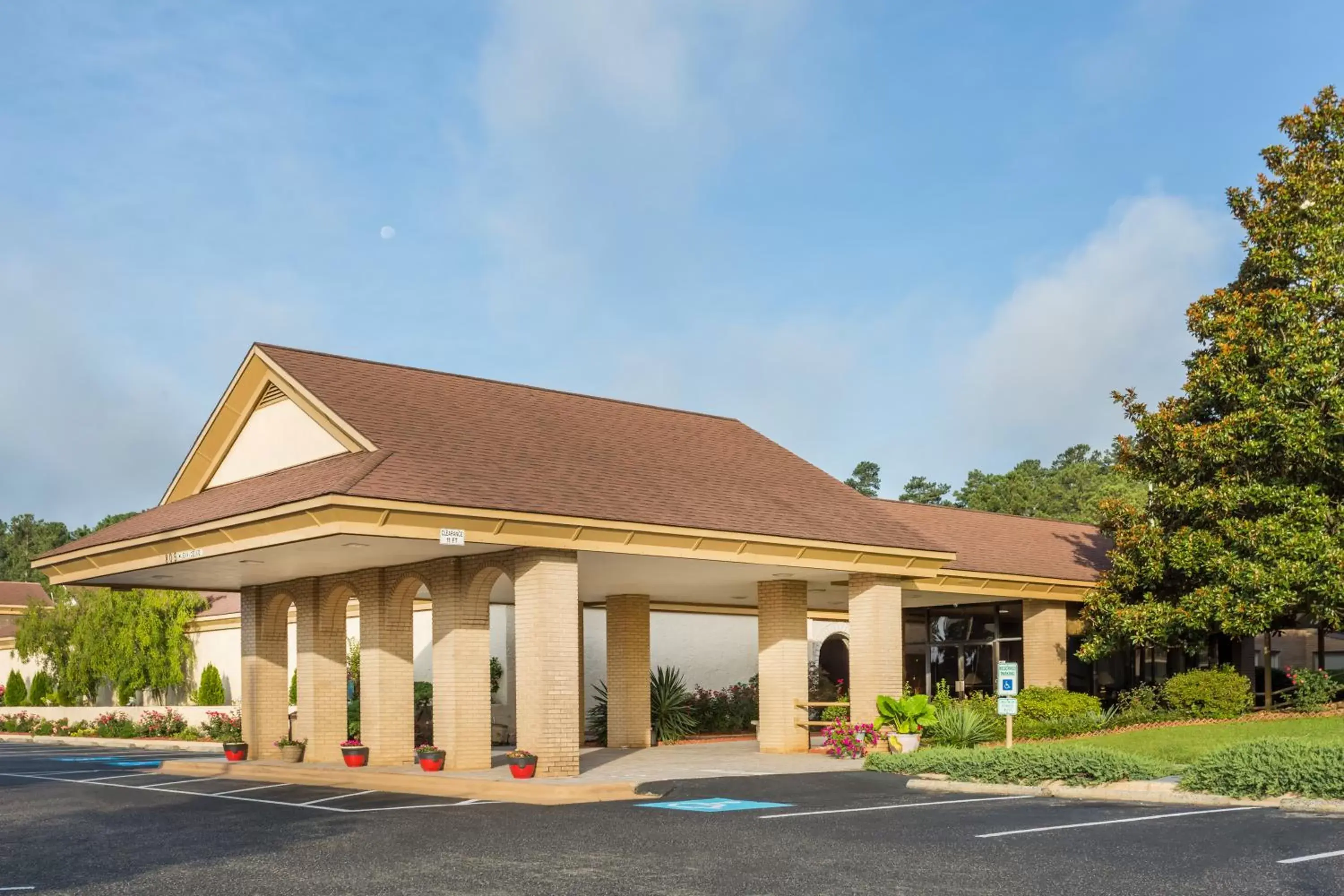 Property building in Days Inn & Conf Center by Wyndham Southern Pines Pinehurst Property building in Days Inn & Conf Center by Wyndham Southern Pines Pinehurst