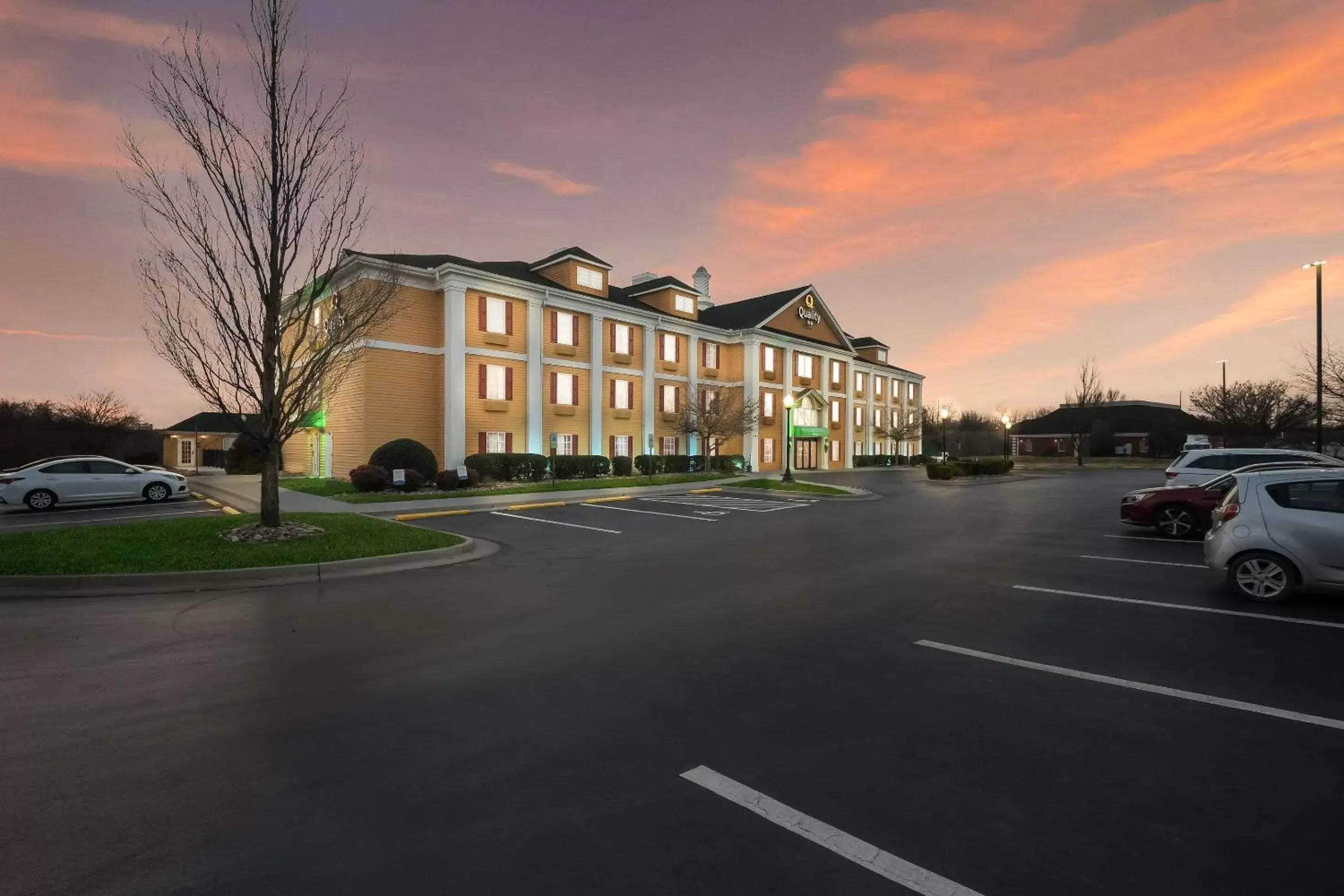 Property building in Quality Inn Alcoa Knoxville Property building in Quality Inn Alcoa Knoxville