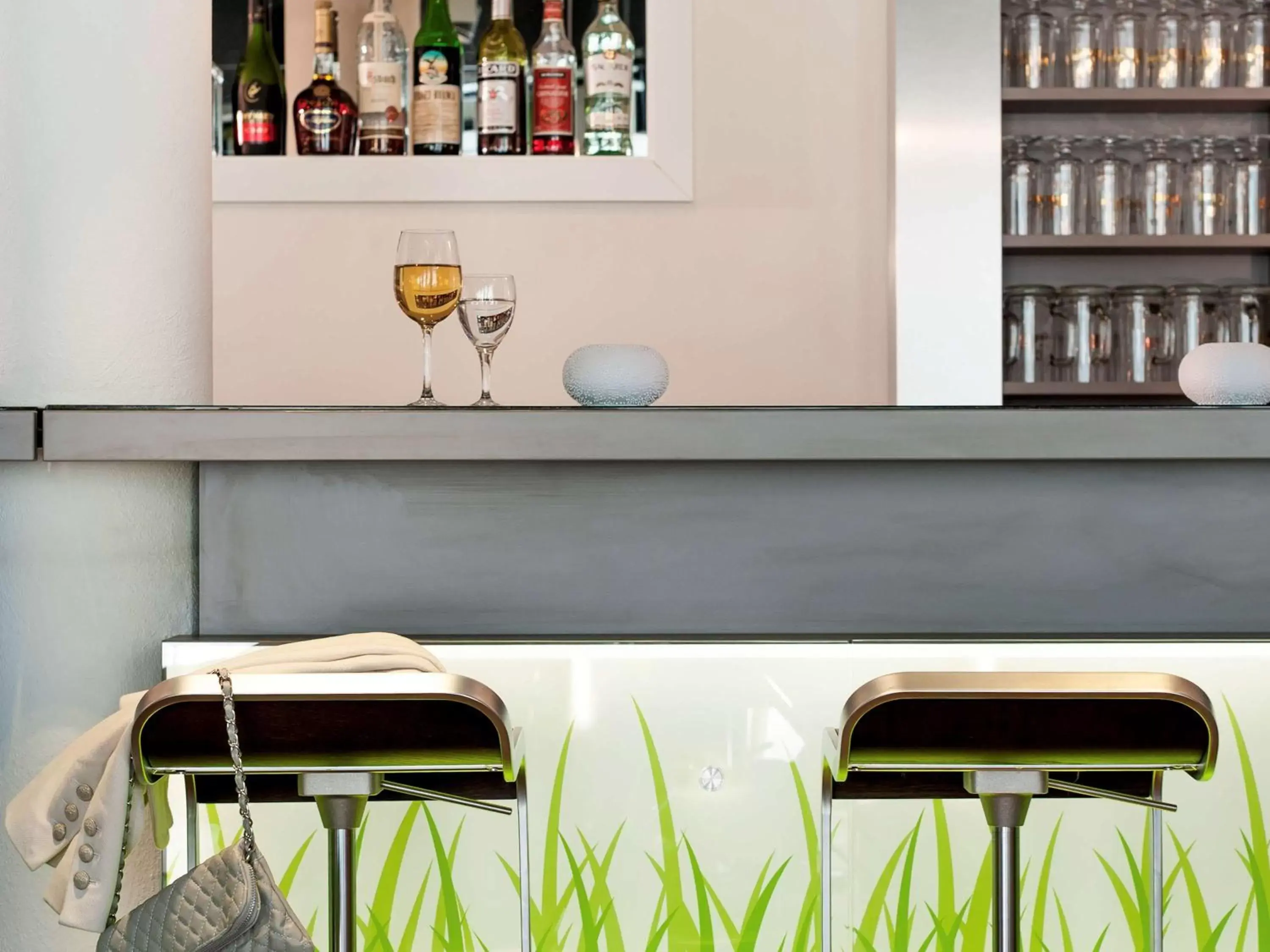 Lounge or bar in ibis Berlin Dreilinden