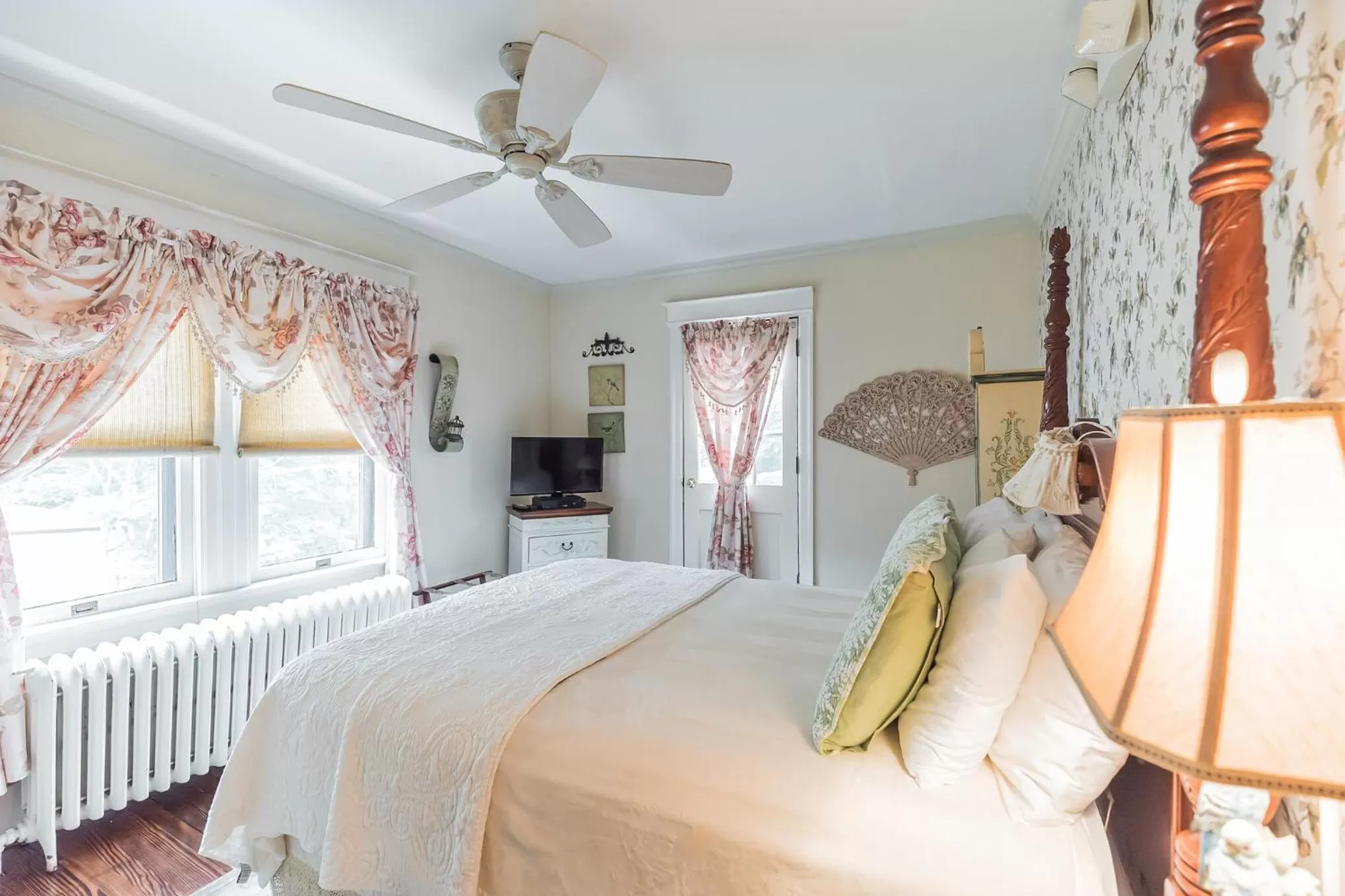 Bedroom, Bed in The Inn on Holly B&B