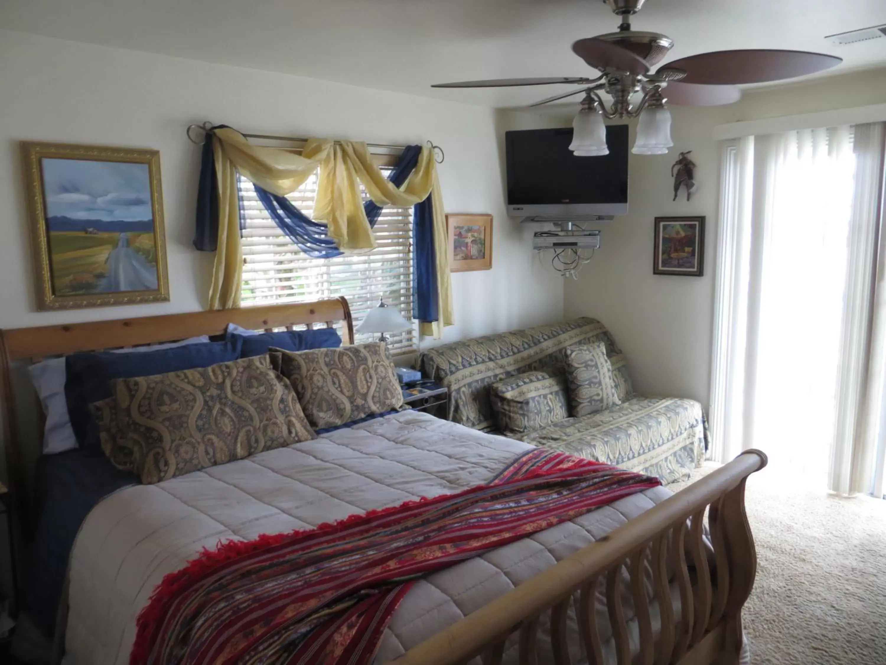 Bed, Seating Area in Always Inn San Clemente Bed & Breakfast by Elevate Rooms