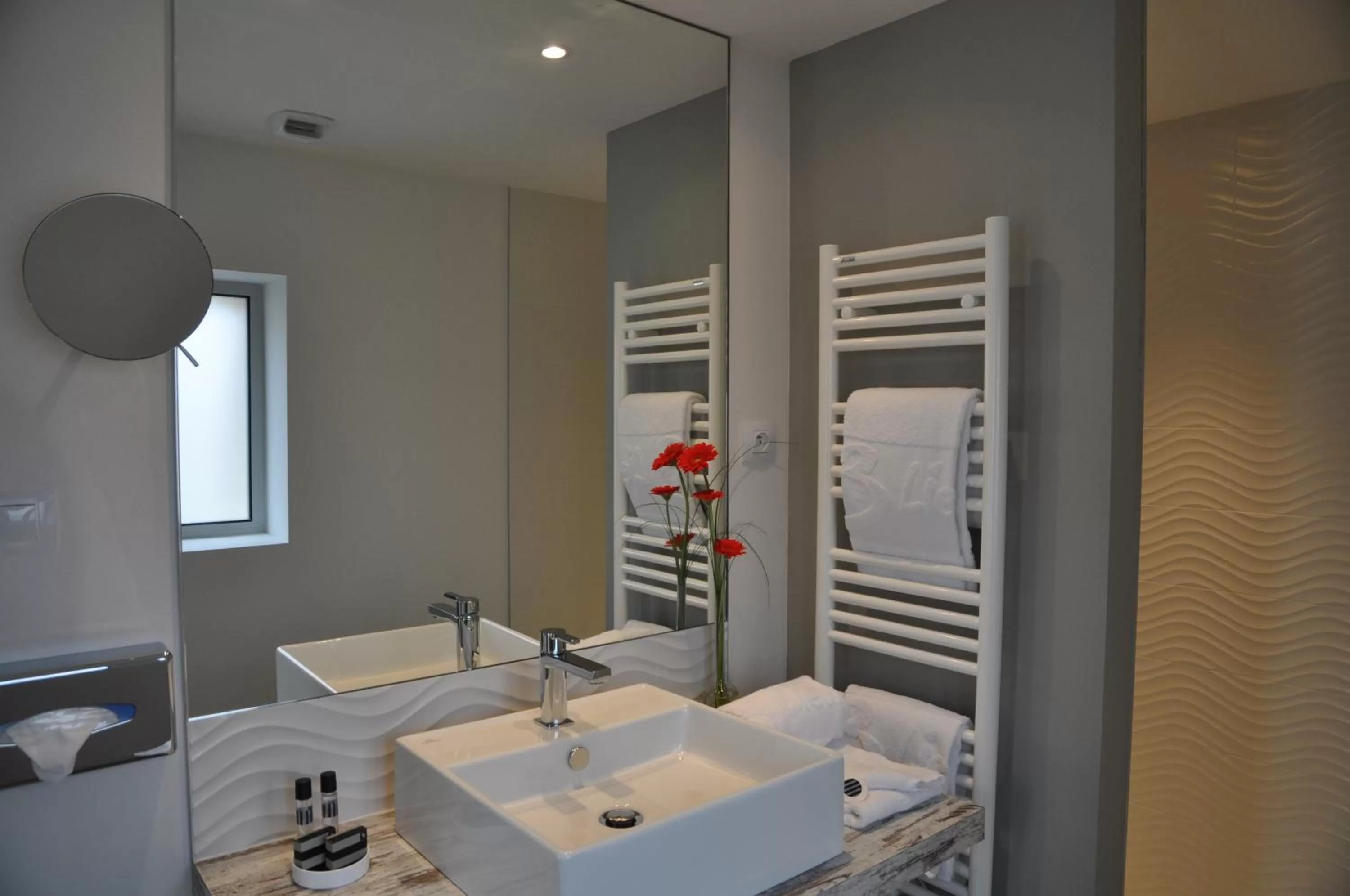 Bathroom in Les 3 Lieux - Hôtel, Restaurant, Espace sensoriel