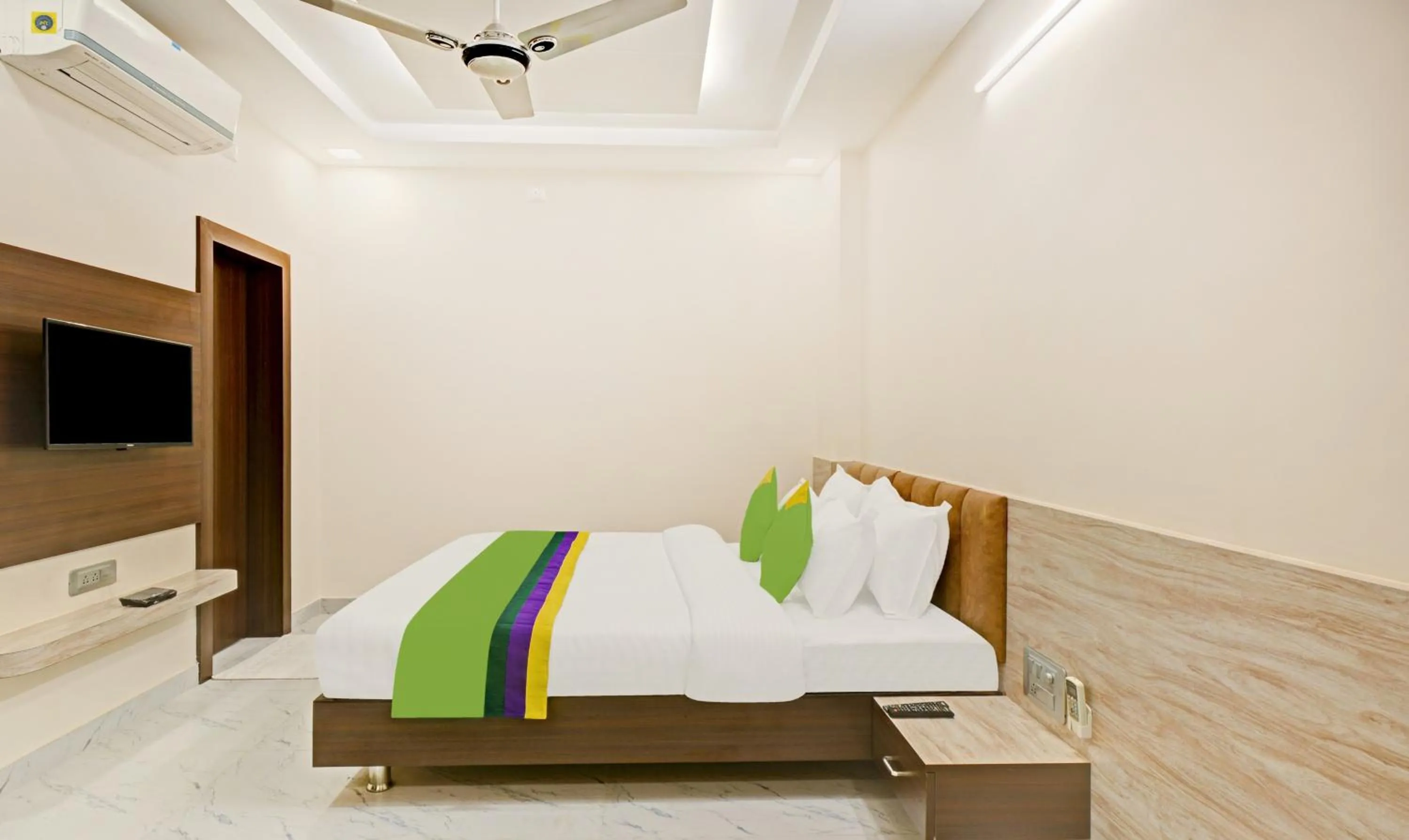 Bedroom, Bed in Treebo Paras Raj Near City Palace