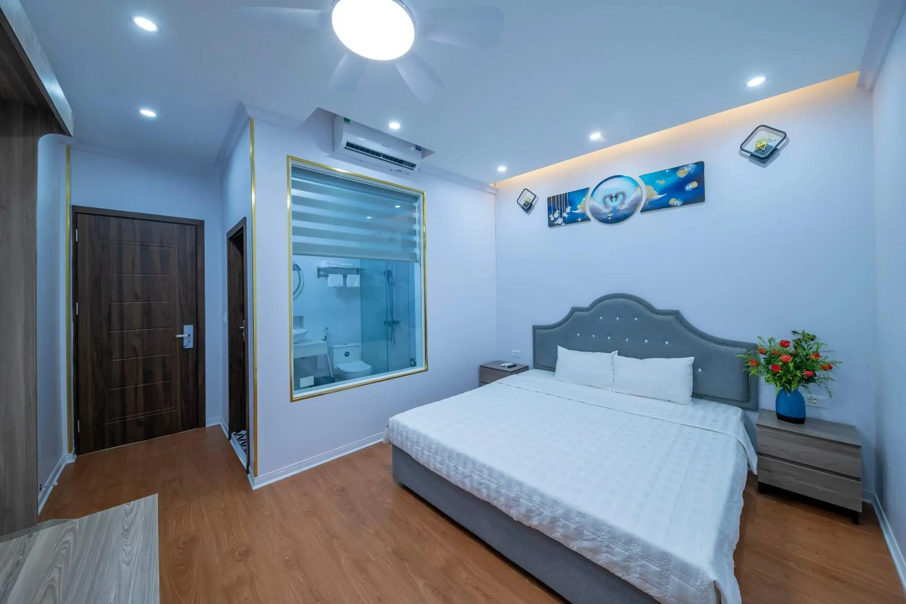 Photo of the whole room, Bed in Hanoi City Guest House