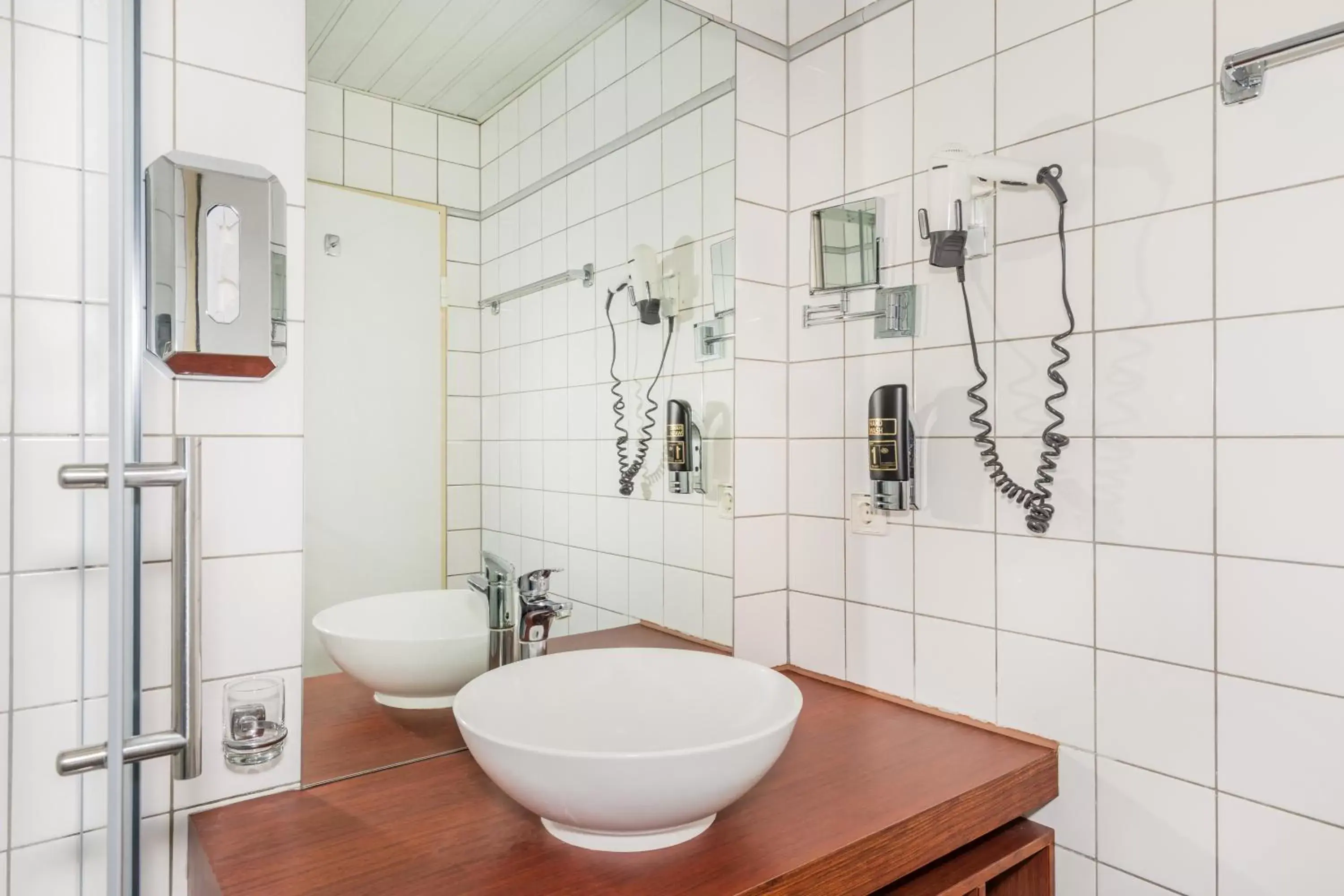 Photo of the whole room, Bathroom in Parkhotel Frankfurt Airport