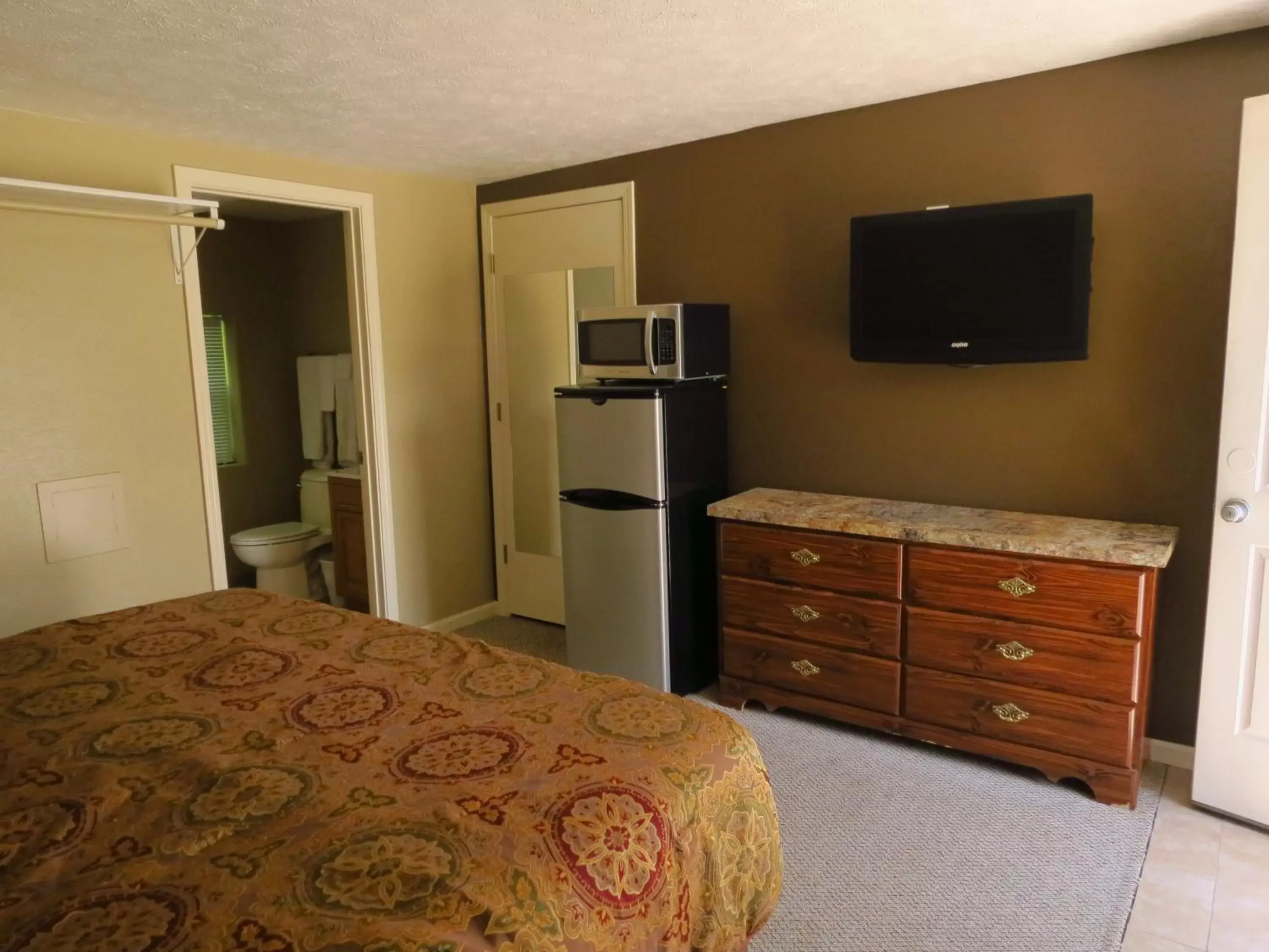 Bed, TV/Entertainment Center in Best Inn Motel Salina