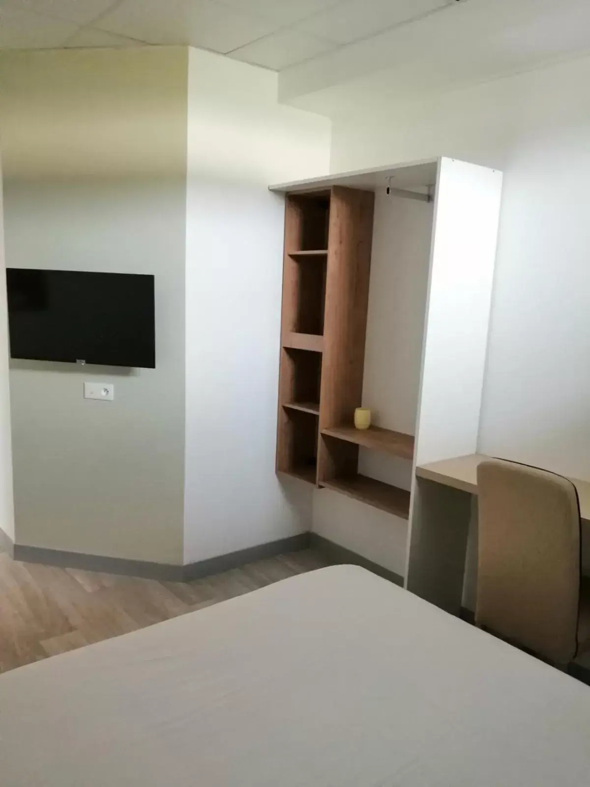 TV/Entertainment Center in APPARTEL 76 CHAMBRES