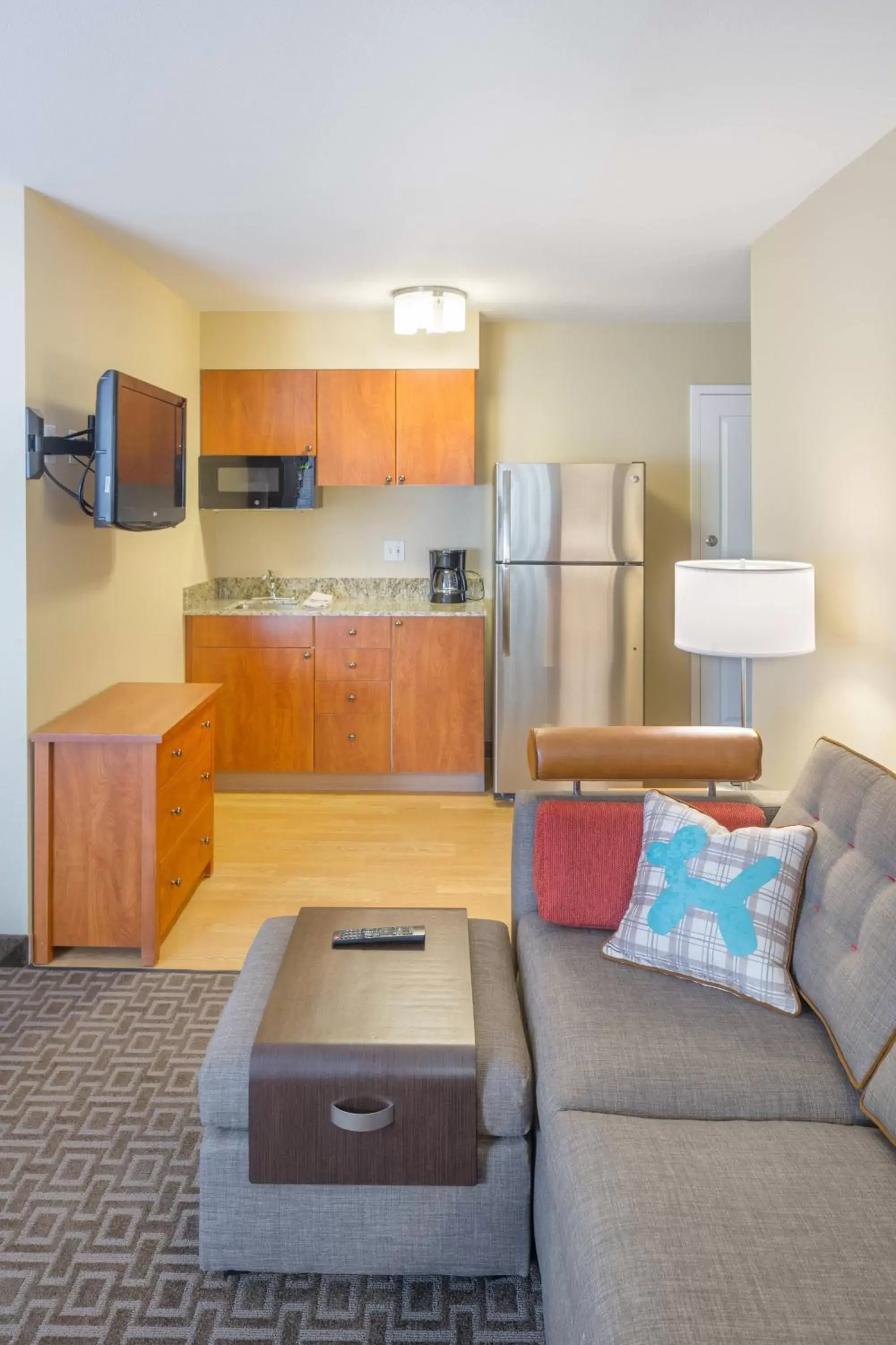 Kitchen or kitchenette, Seating Area in TownePlace Suites by Marriott Portland Hillsboro
