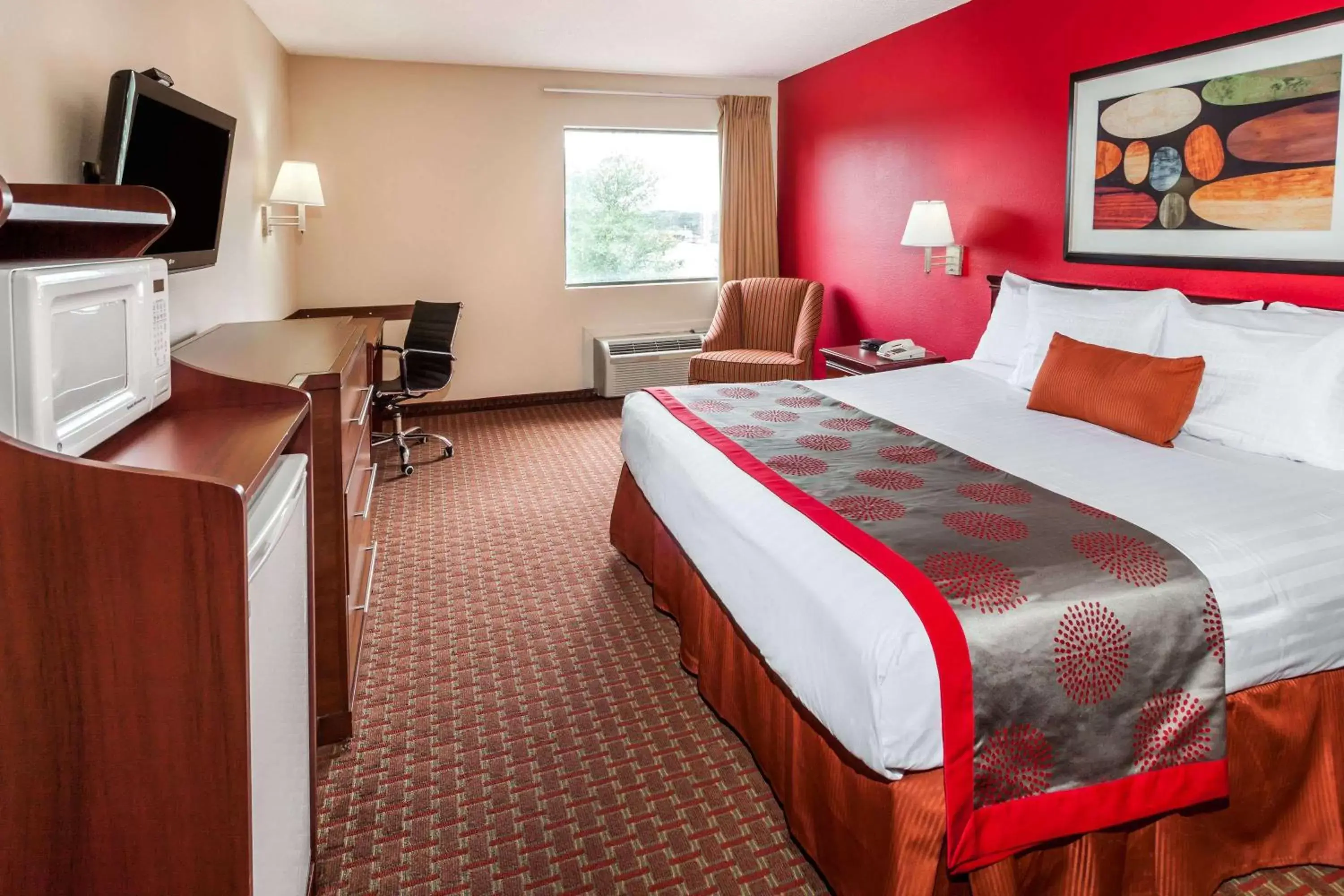 Photo of the whole room, Bed in Ramada by Wyndham Locust Grove