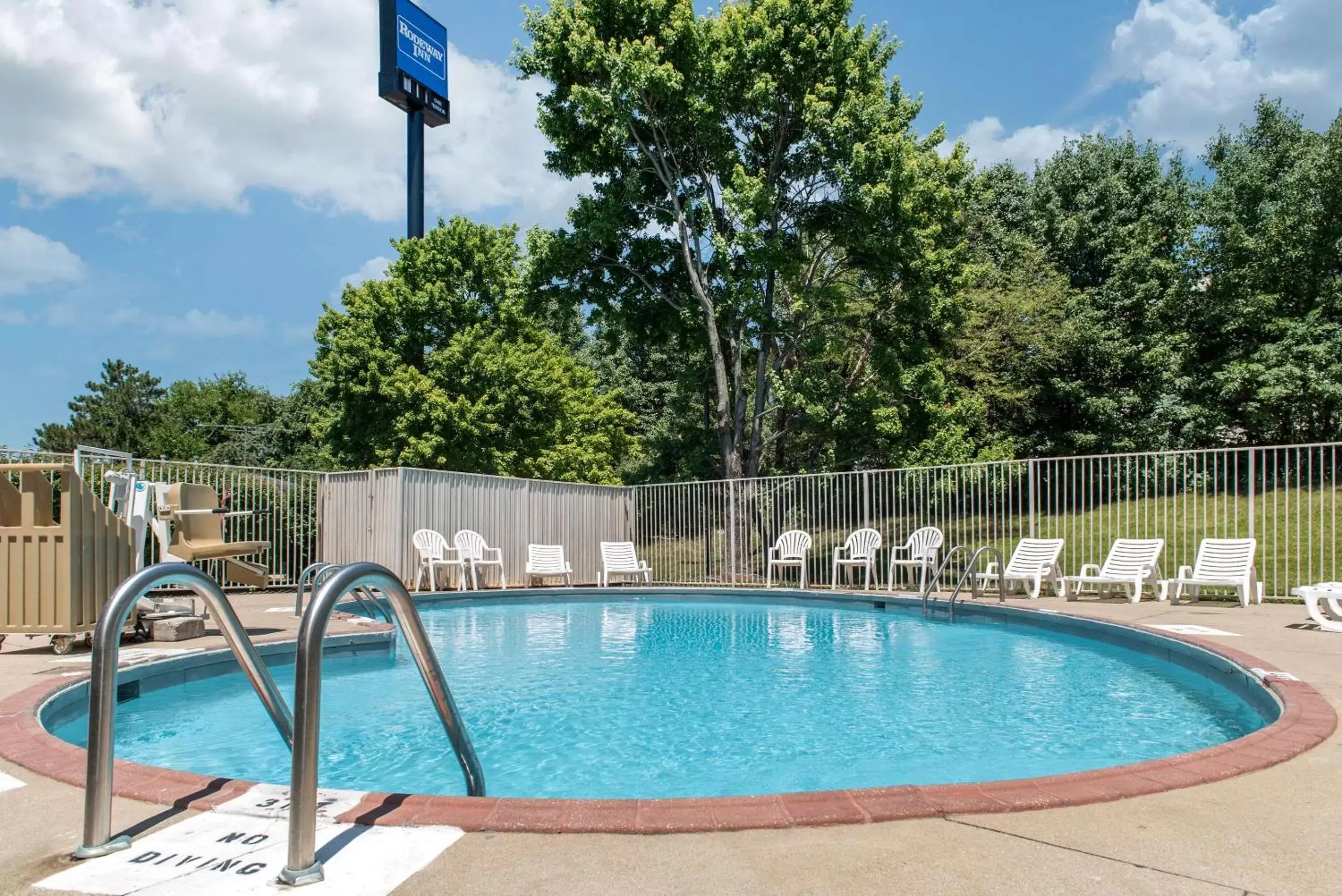 On site, Swimming Pool in Rodeway Inn Sharonville On site, Swimming Pool in Rodeway Inn Sharonville