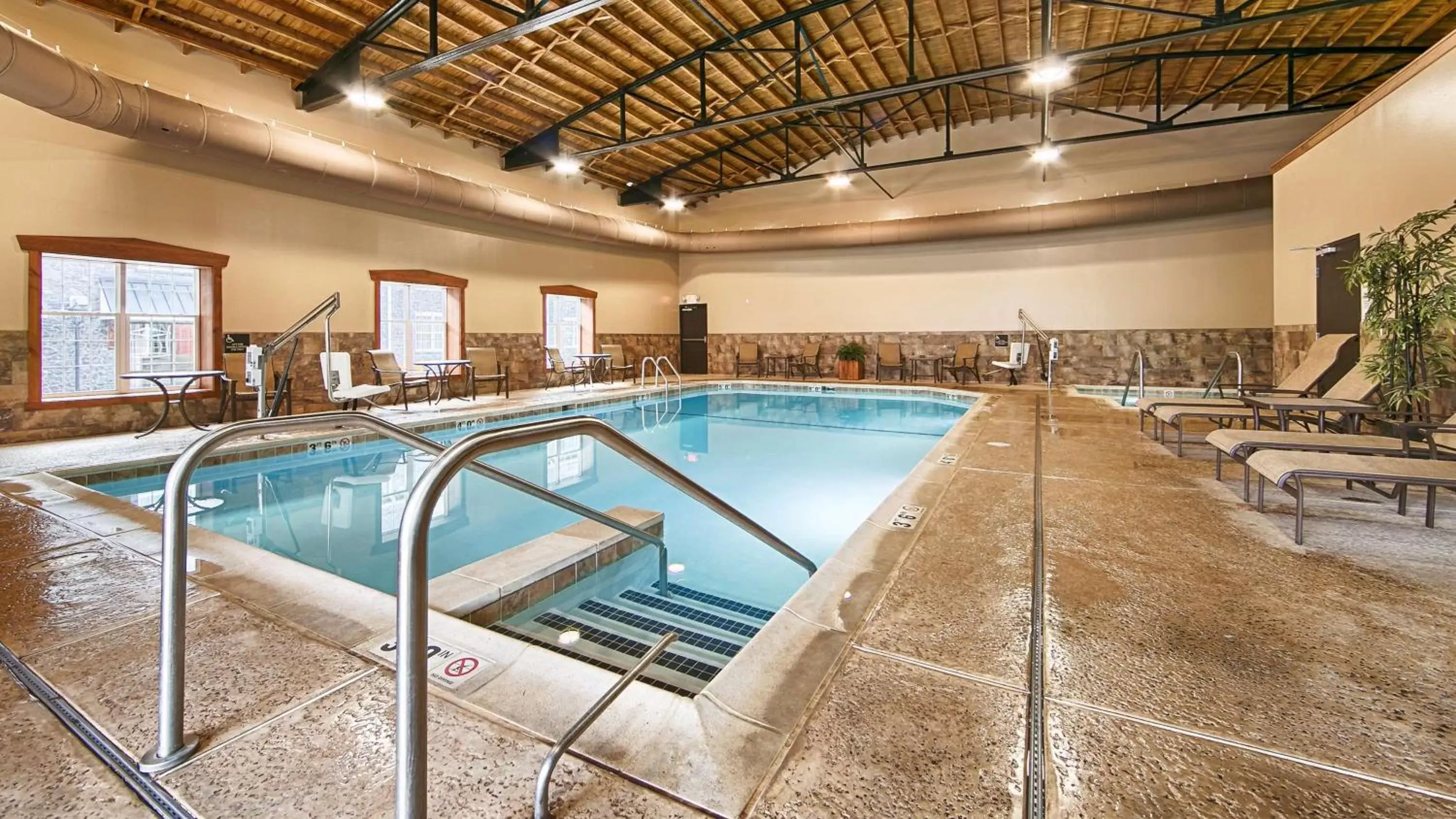 On site, Swimming Pool in Best Western Plus Intercourse Village Inn