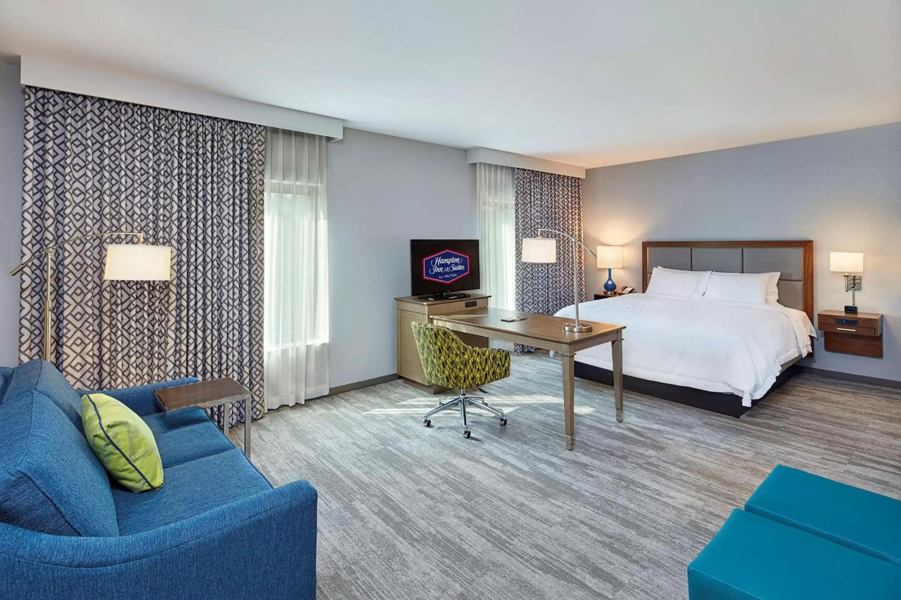 Bedroom in Hampton Inn & Suites Sacramento at CSUS