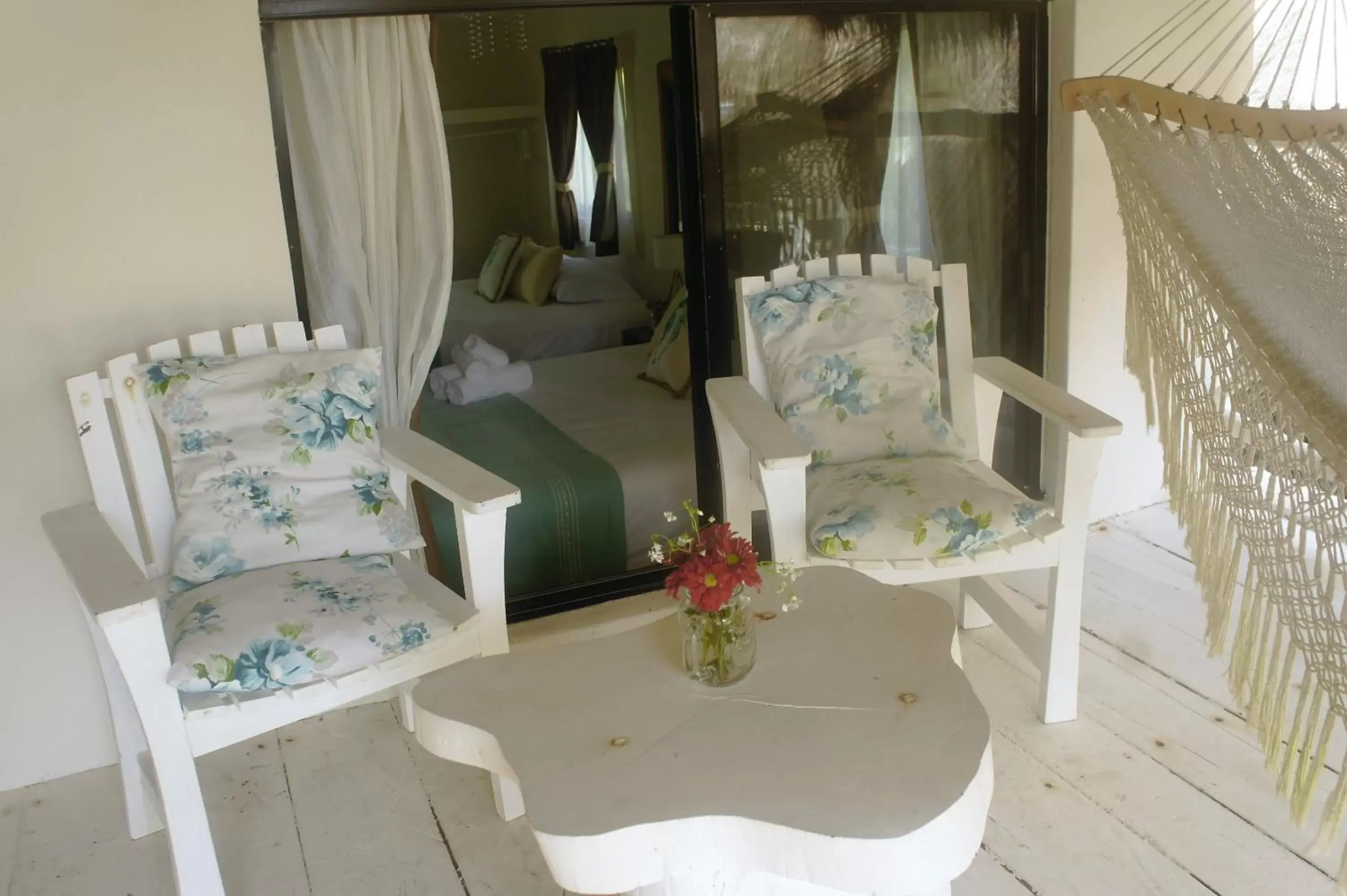 Photo of the whole room, Seating Area in Punta Piedra Beach Posada