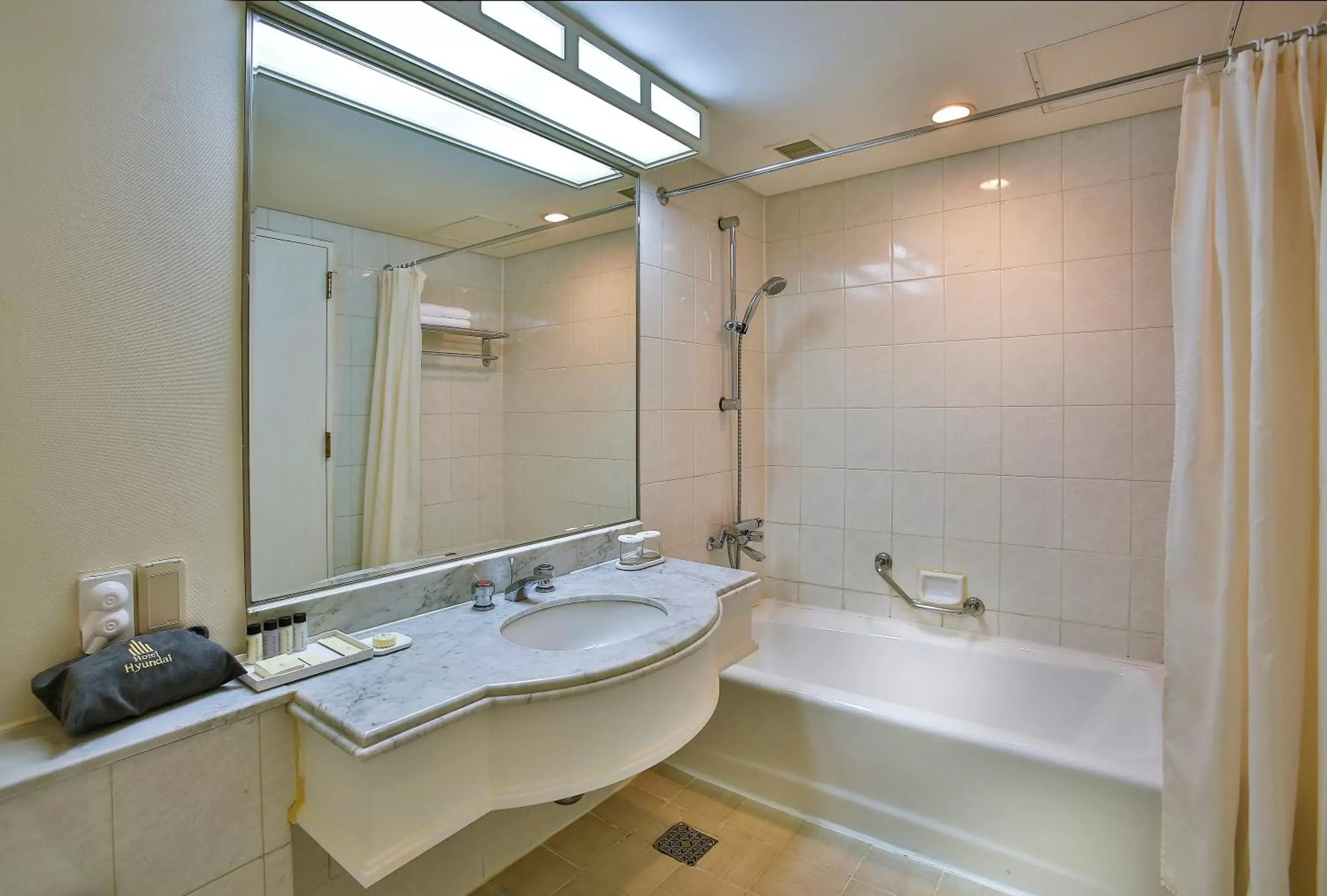 Bathroom in Hotel Hyundai by Lahan Mokpo