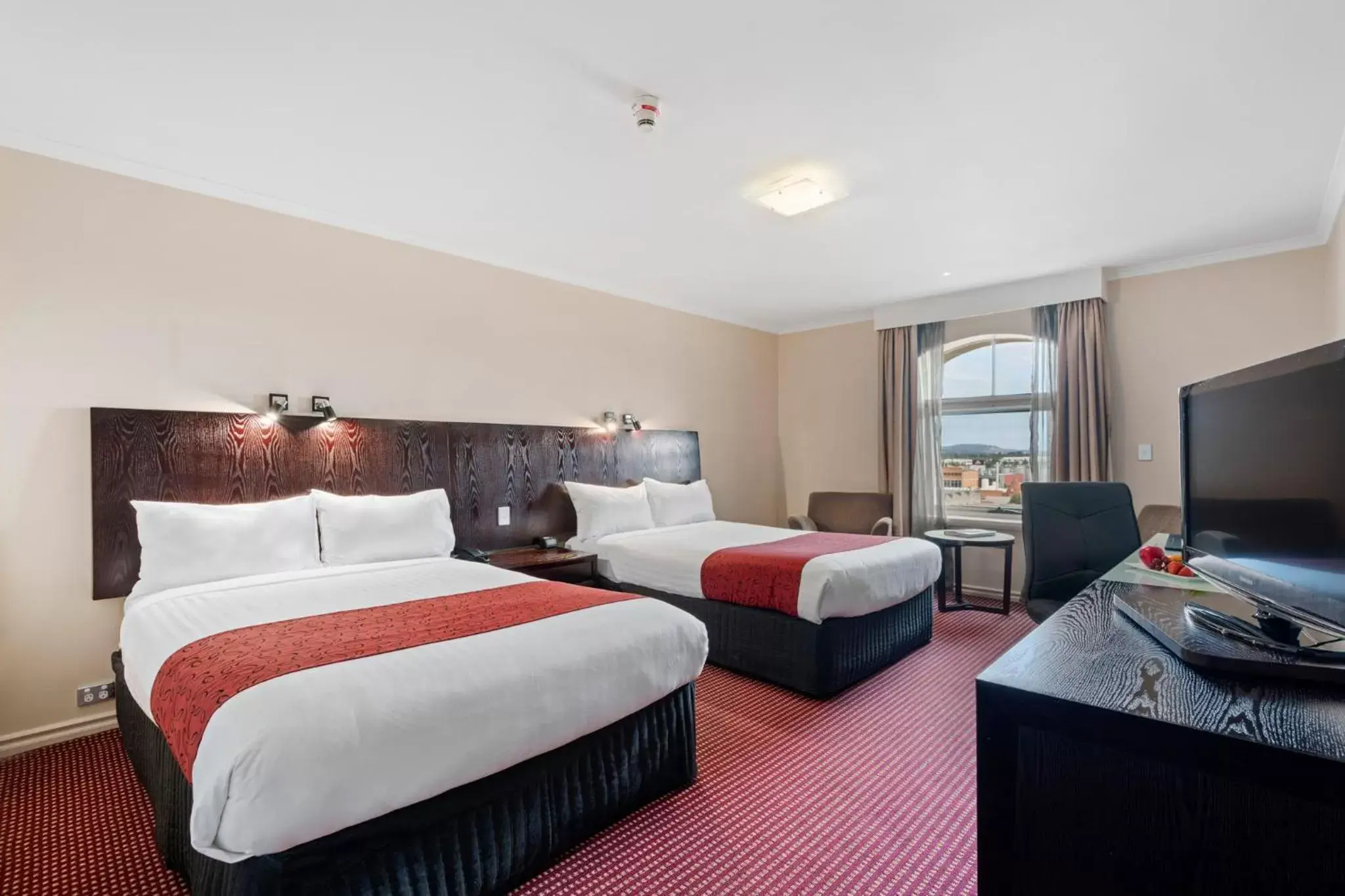 Photo of the whole room, Bed in Hotel Grand Chancellor Launceston