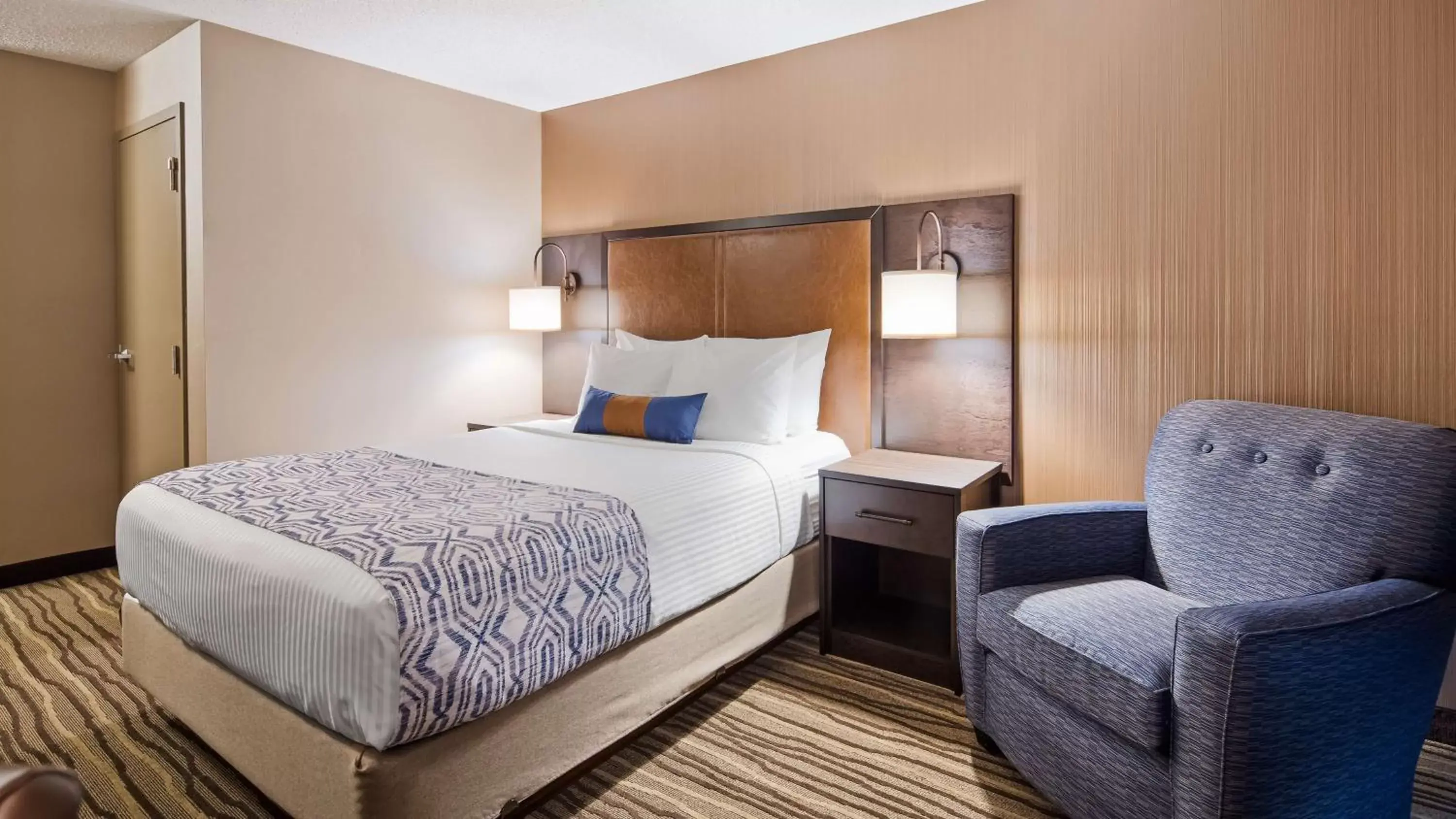 Photo of the whole room, Bed in Best Western PLUS Calgary Centre Inn
