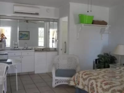 Bed, Kitchen/Kitchenette in Queens Gate Resort