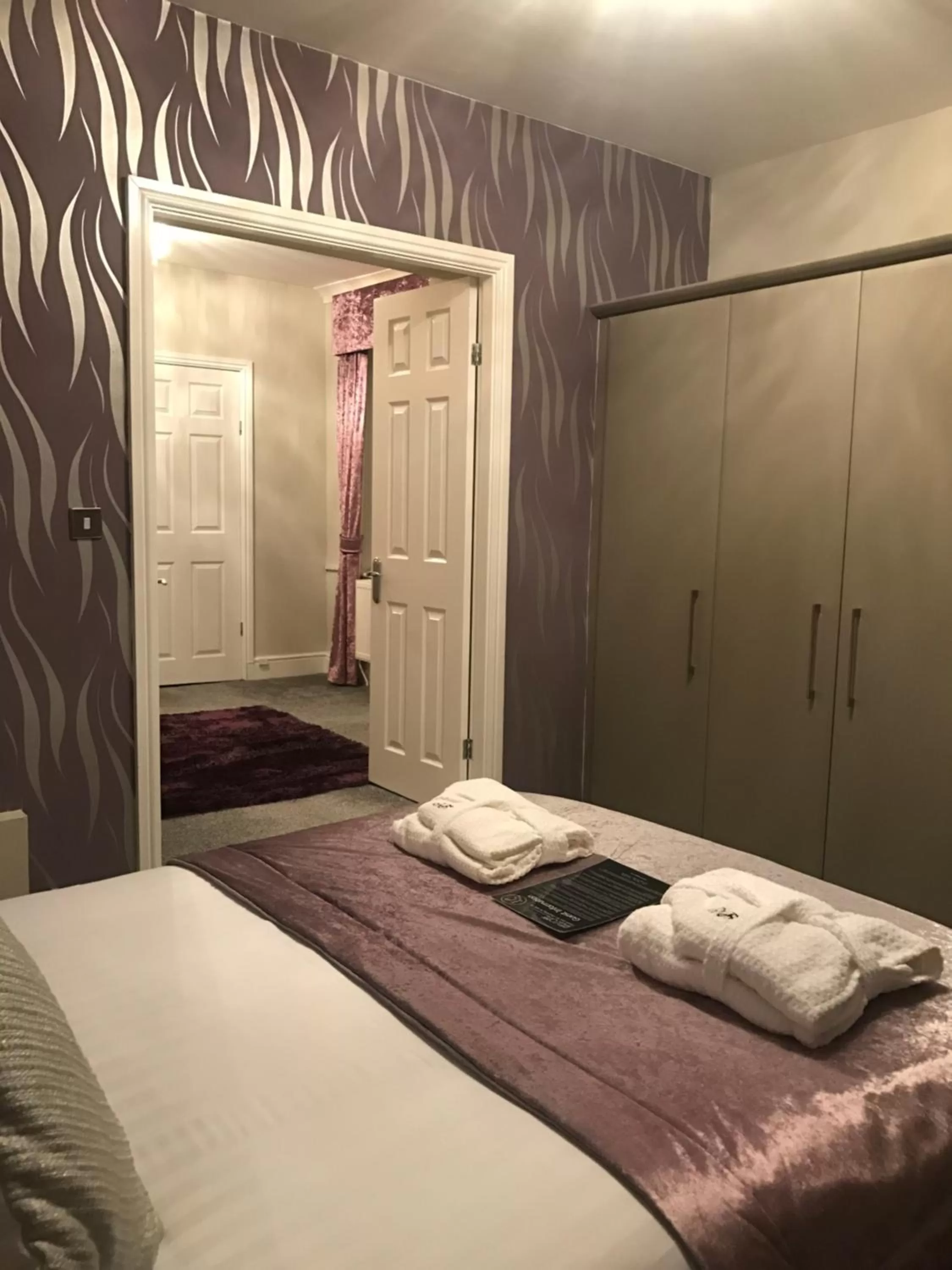 Bed in Lauriston & Lawton Court Hotel