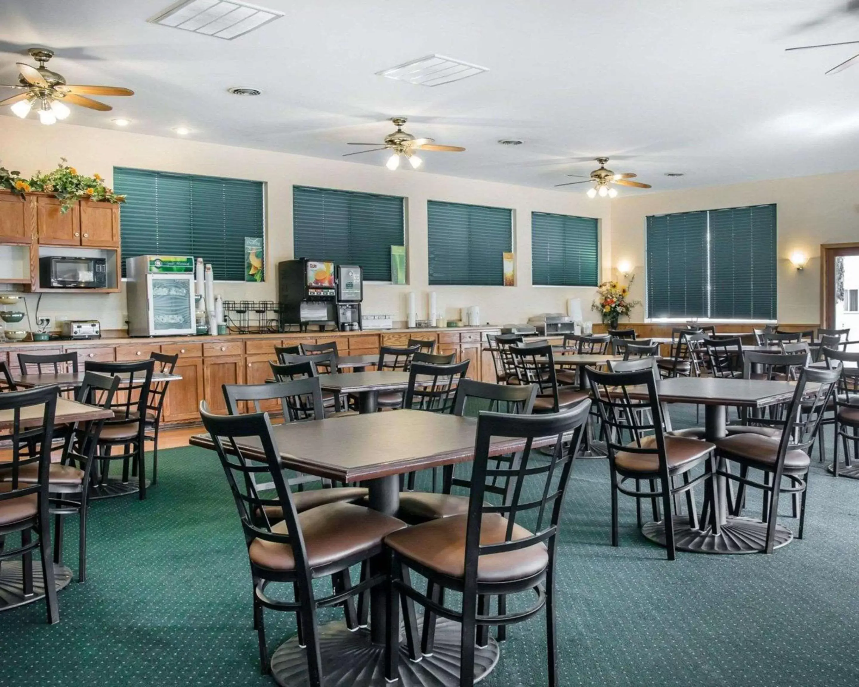 Restaurant/places to eat in Quality Inn & Suites Mackinaw City Beachfront Restaurant/places to eat in Quality Inn & Suites Mackinaw City Beachfront
