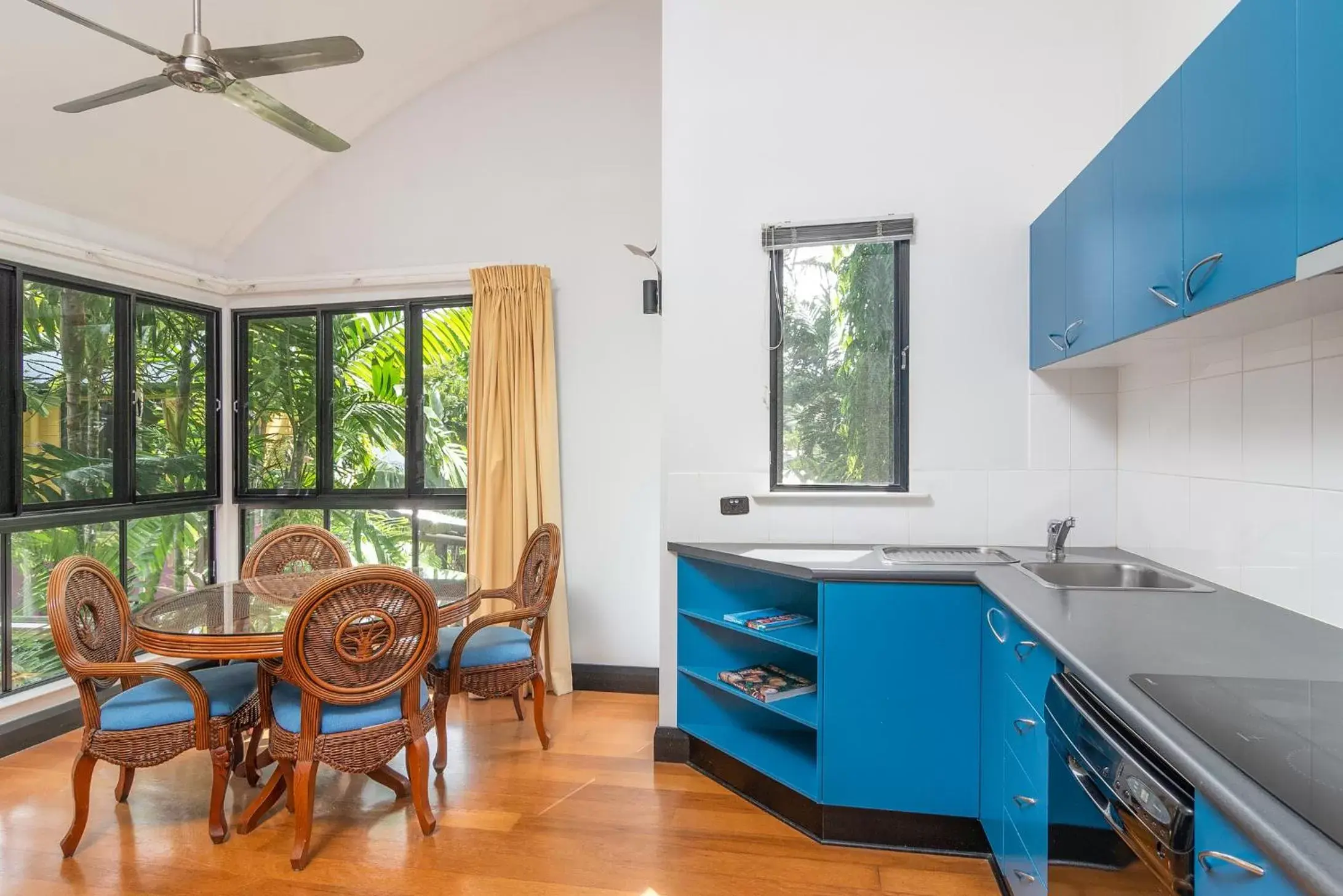 Kitchen/Kitchenette in Dreamcatcher Beach-Side Apartments