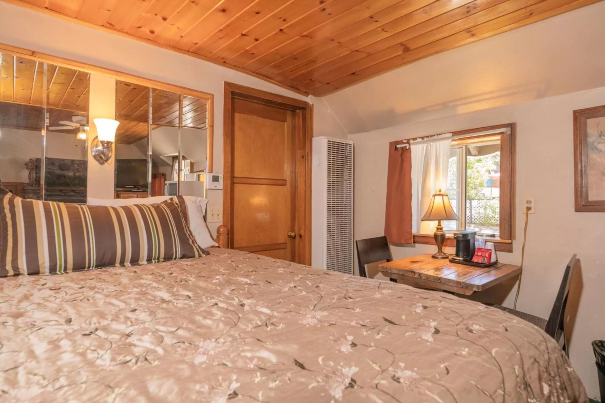 Photo of the whole room, Bed in Black Forest Lodge