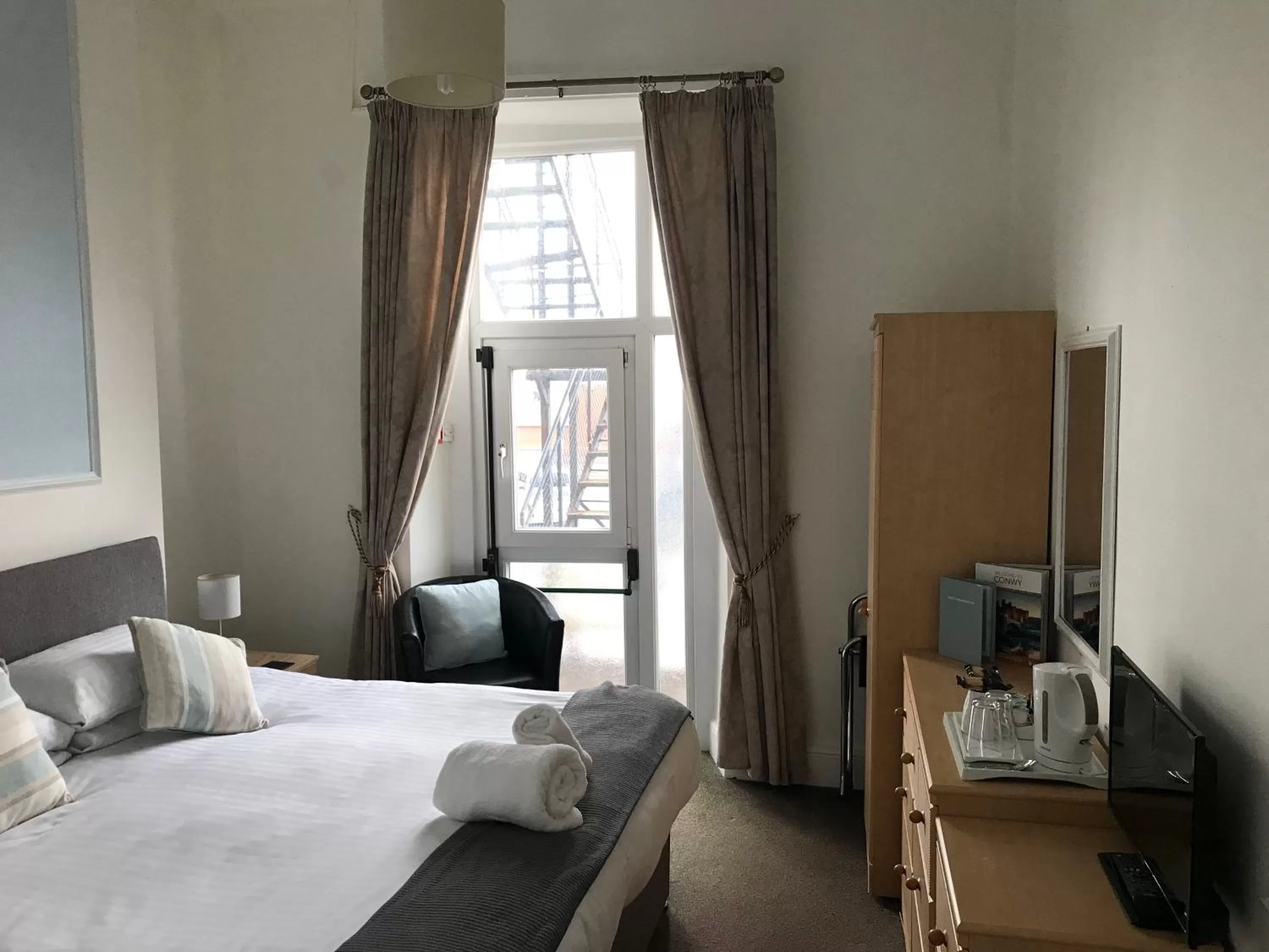 Bedroom, Bed in The Oasis Hotel